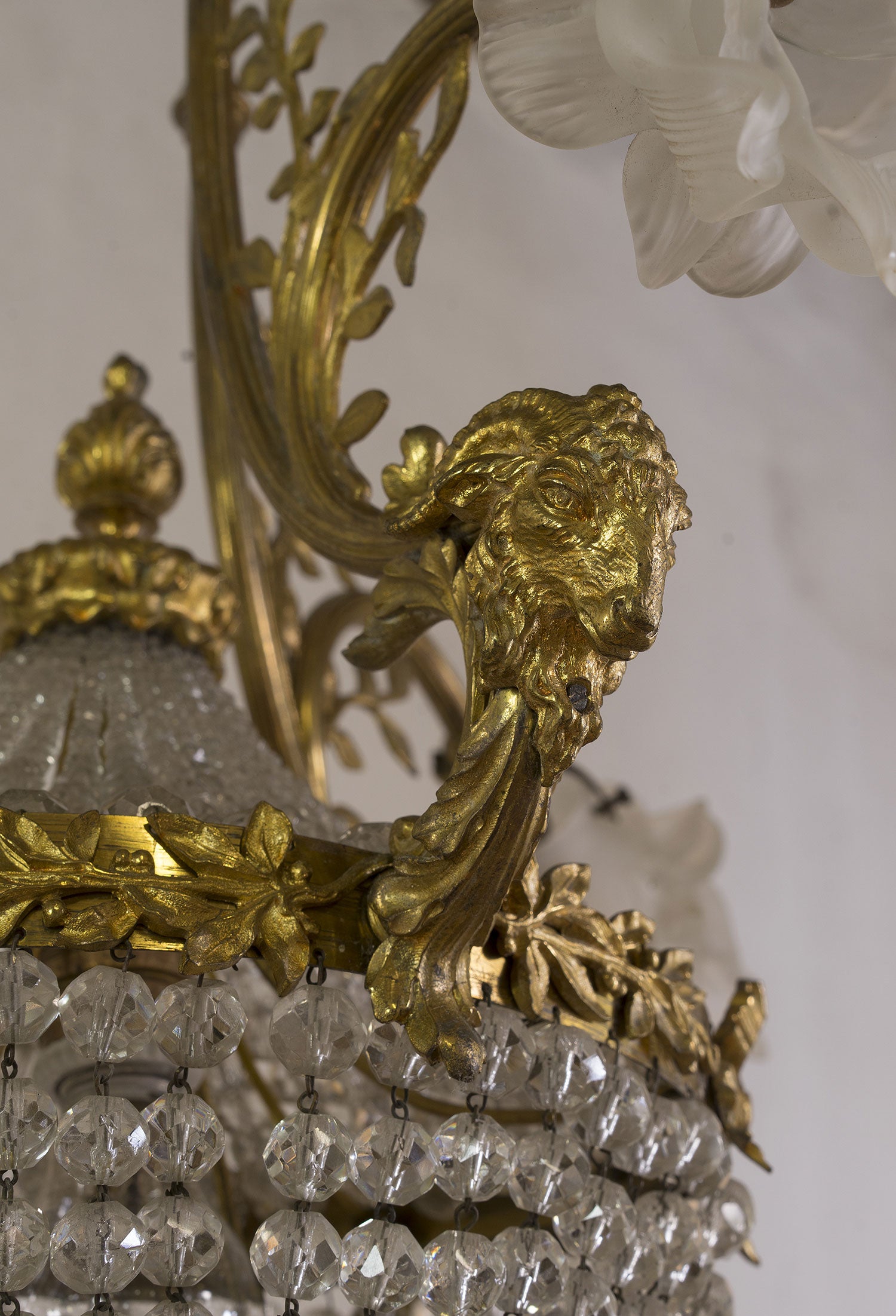 Lampadario con festoni, Teste di ariete-Lo Stile Italiano