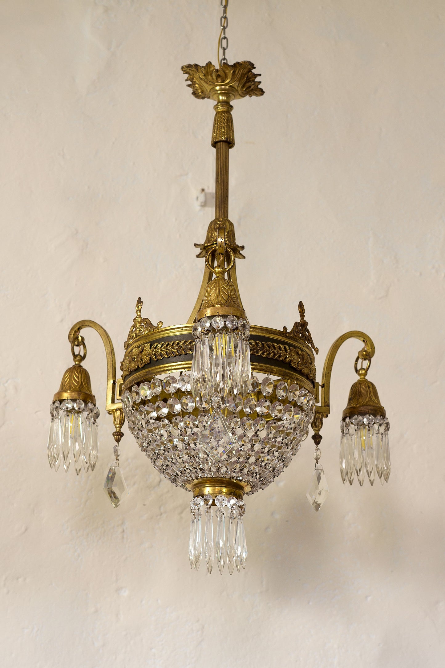 Lampadario Vintage di cristallo con coppe di ottone e cristalli pendenti,4 luci.-Lo Stile Italiano