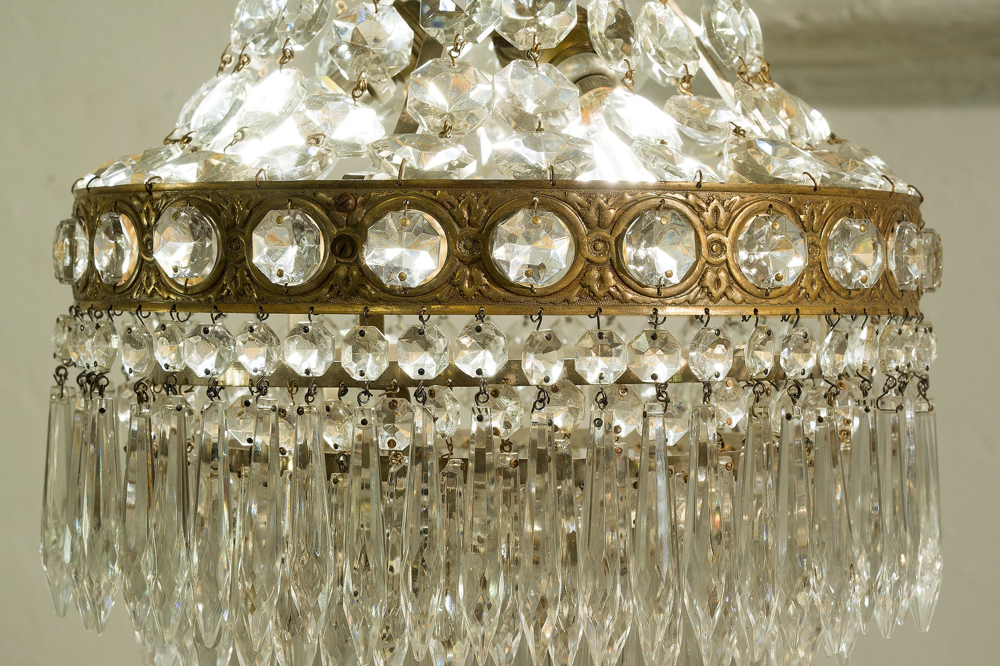 Lampadario con fasce in ottone cesellato-Lo Stile Italiano