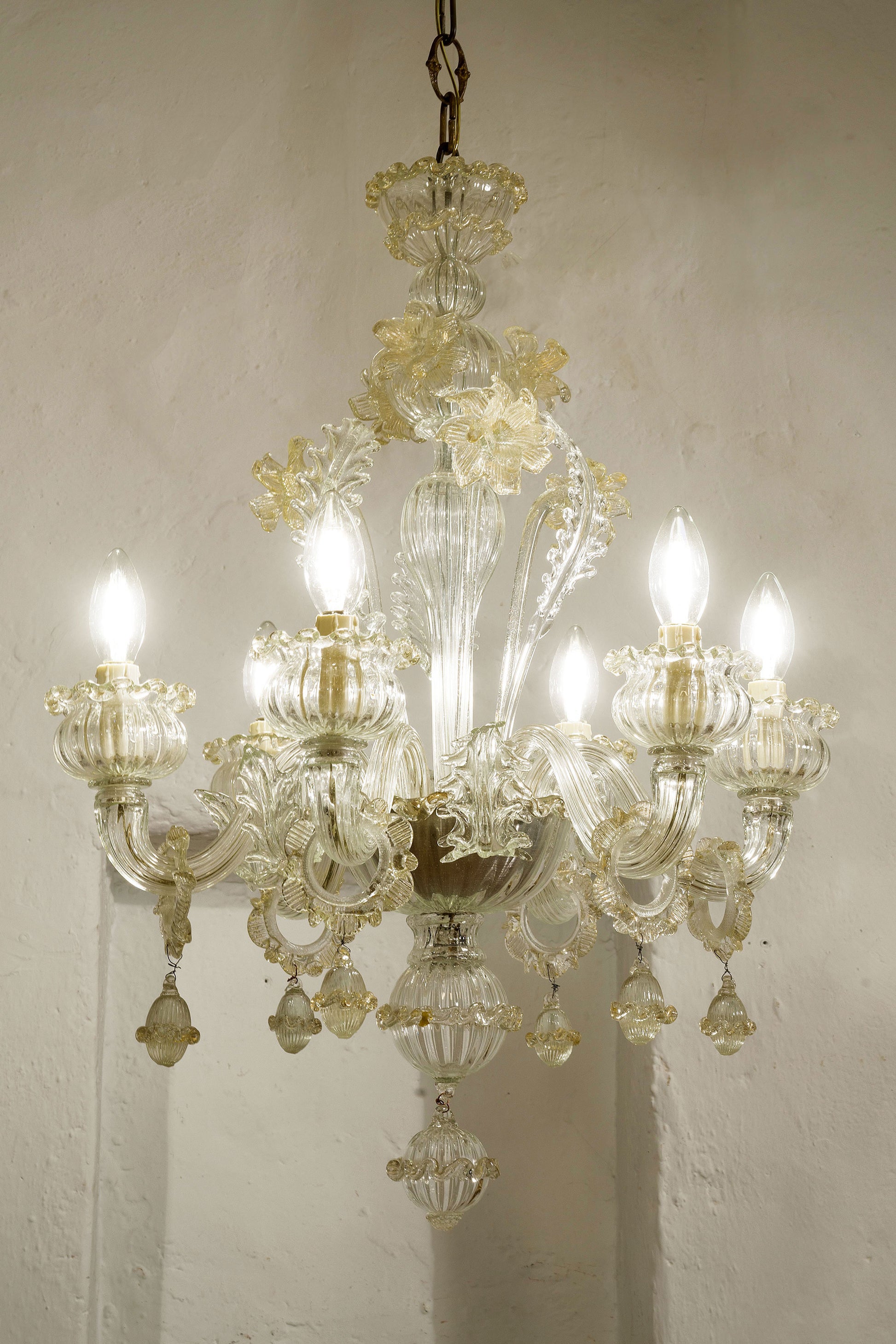 Lampadario di Murano, finiture in oro zecchino Lo stile Italiano