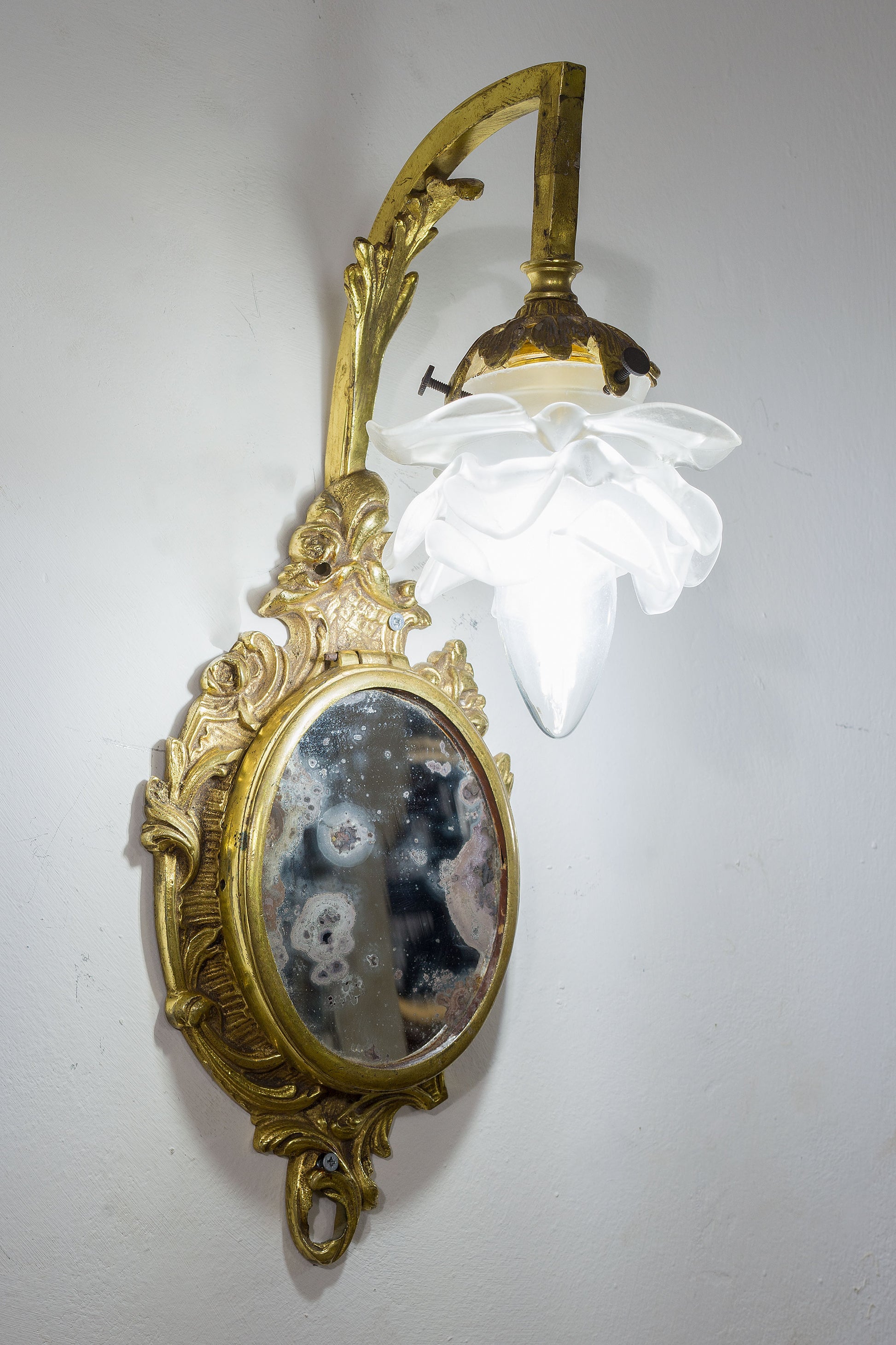 Applique Luigi XVI con specchio antico ossidato e paralume in vetro opalino.-Lo Stile Italiano