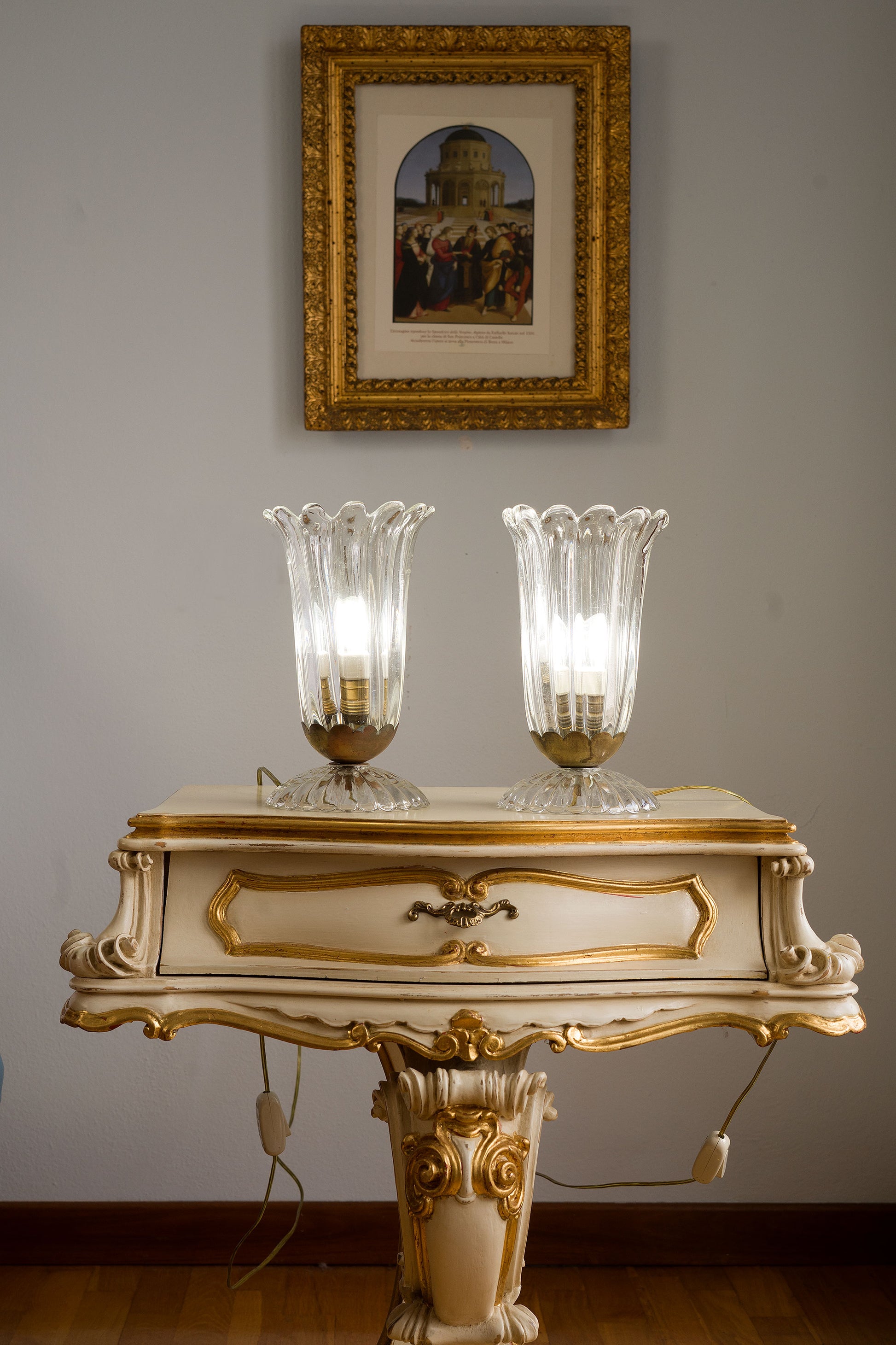 Coppia di lampade vintage appoggiate nel comodino barocco, con quadro rinascimentale-Lo Stile Italiano