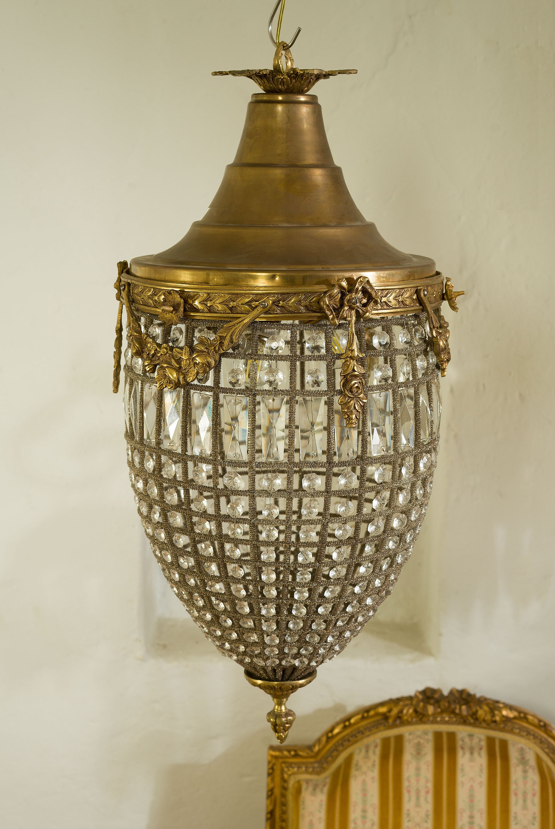 Lanterna Stile Impero vintage, a forma di pigna, con fregi in Ottone Cesellato 3 Luci-Lo Stile Italiano