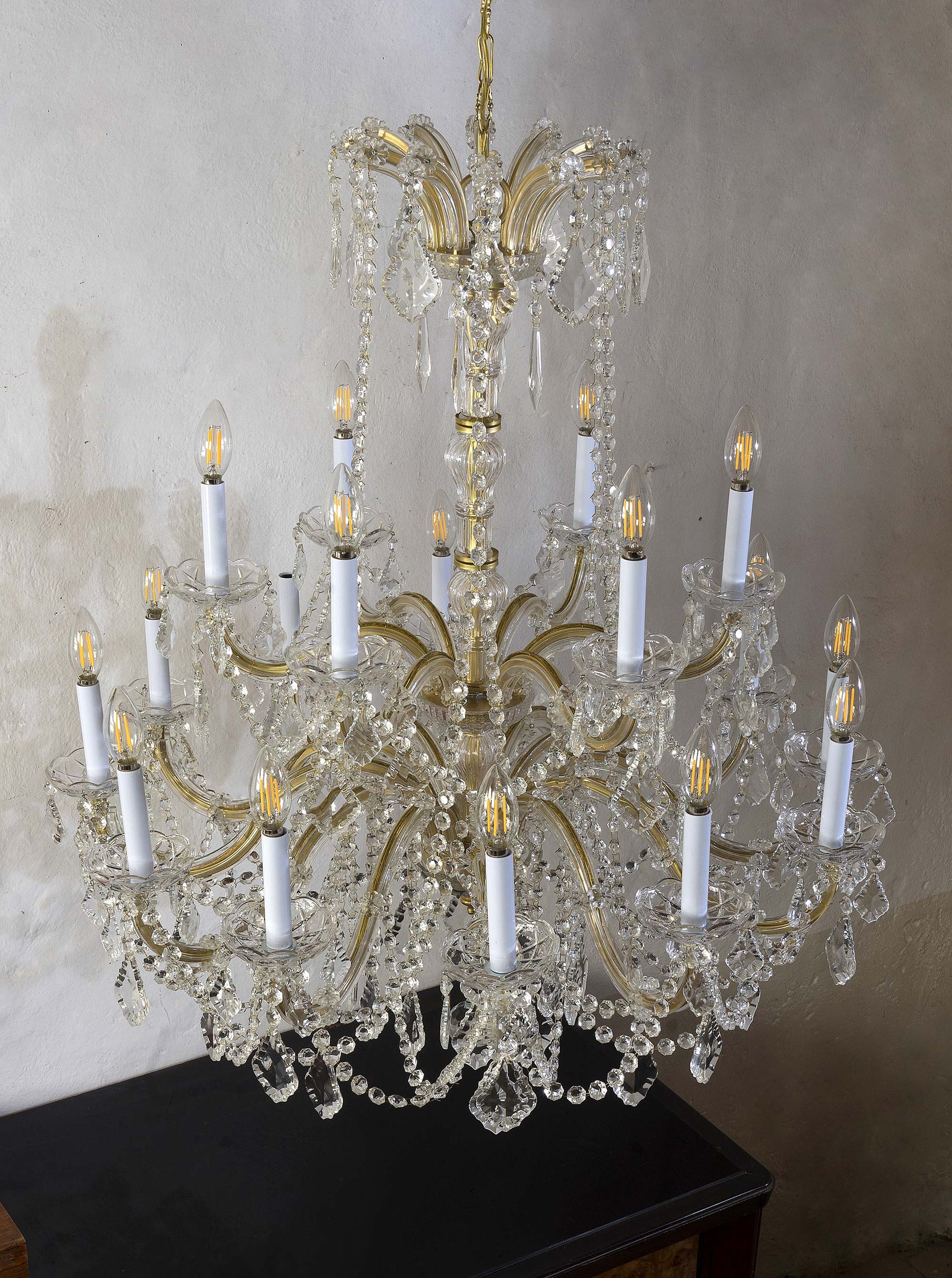 Grande lampadario di cristallo in stile Maria Teresa con 18 luci, disposte su due livelli-Lo stile Italiano