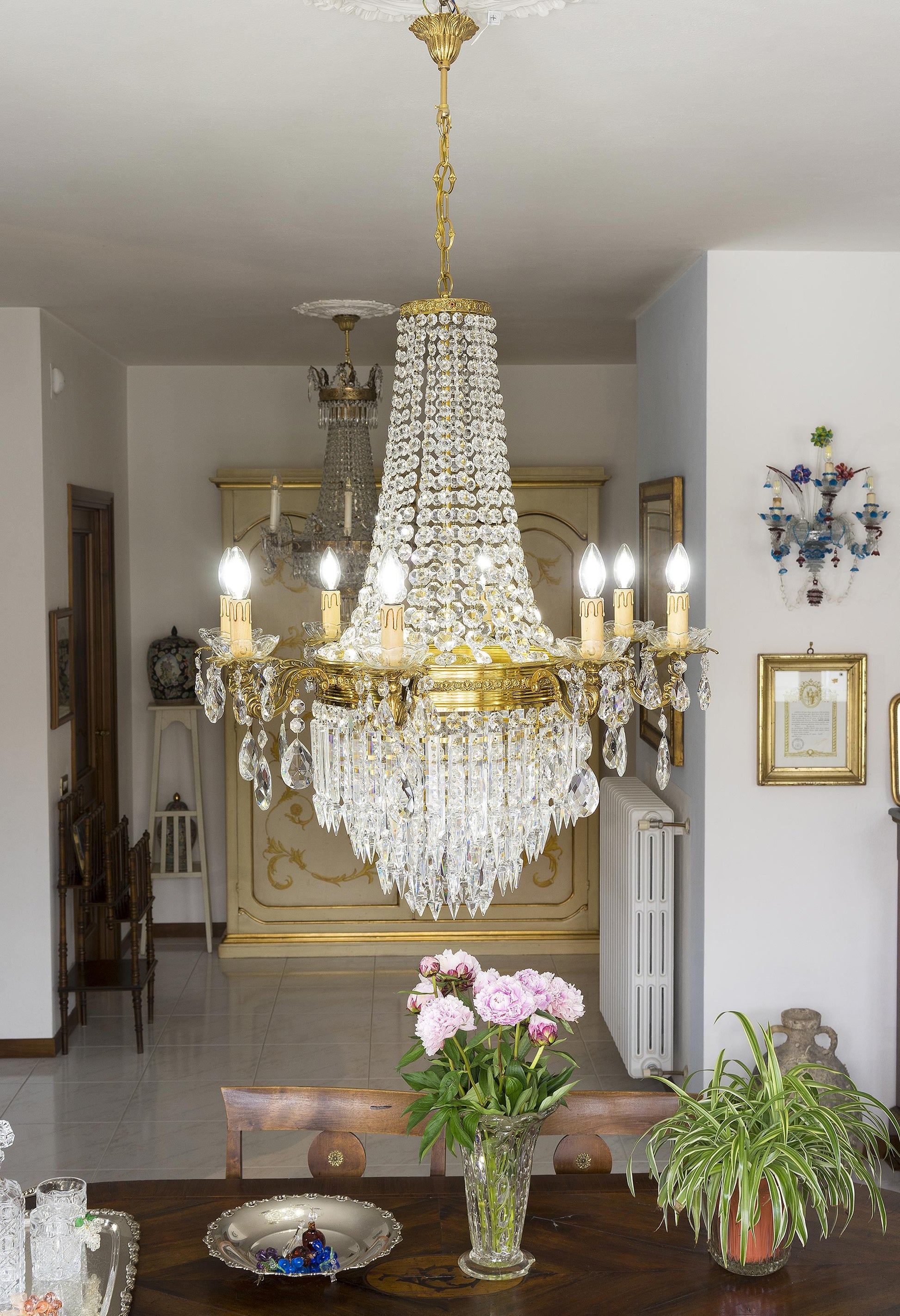 Grande Lampadario stile impero a 12 luci, con gocce di cristalloLo Stile Italiano