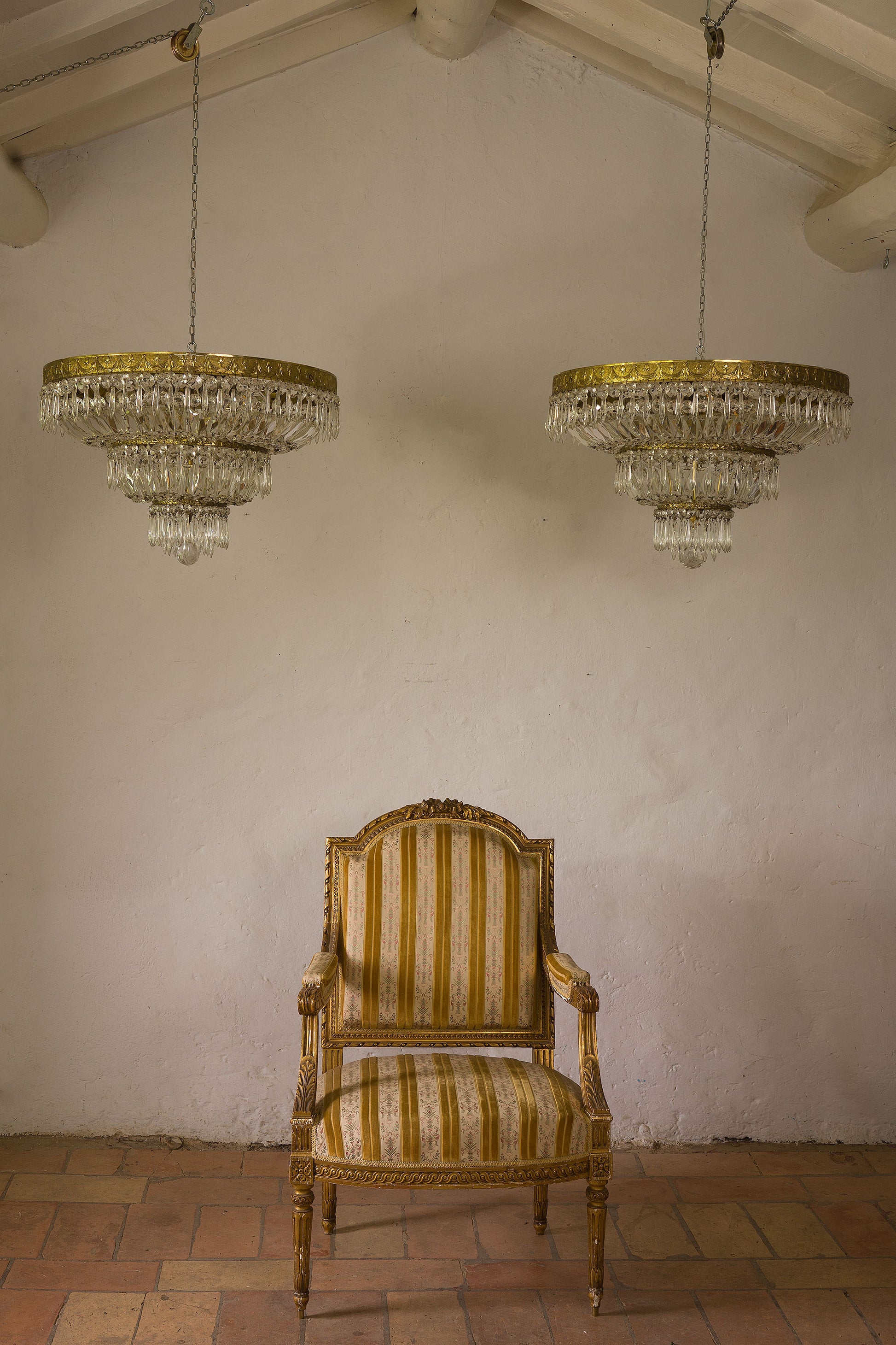 Coppia di plafoniere vintage con poltrona stile Luigi XVI in tessuto, dorata-Lo Stile Italiano 