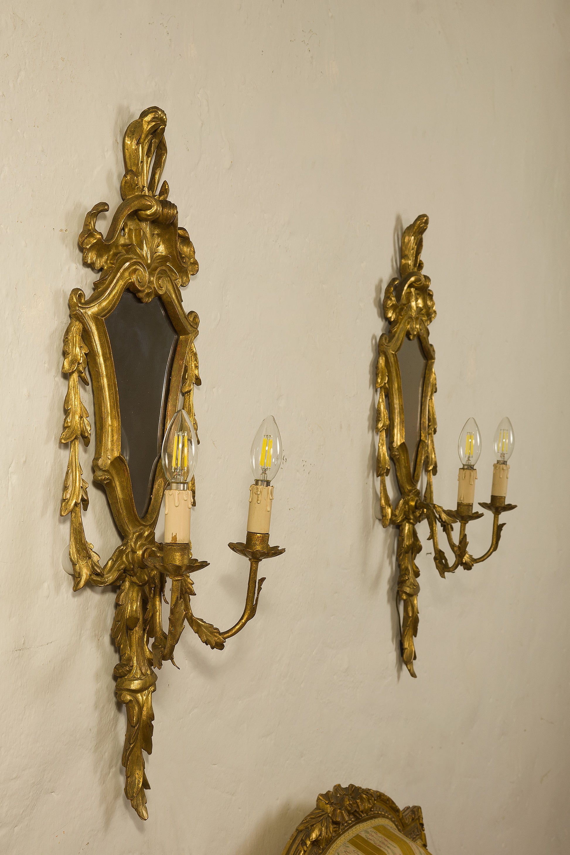 Applique con specchio, Stile Luigi XV, Rococò, realizzate in legno intagliato a mano e dorate-Lo Stile Italiano