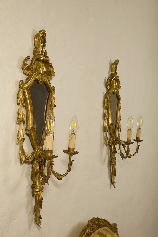 Coppia di lampade a muro con specchio, in legno intagliato e dorato - Luigi XV - Lo Stile Italiano