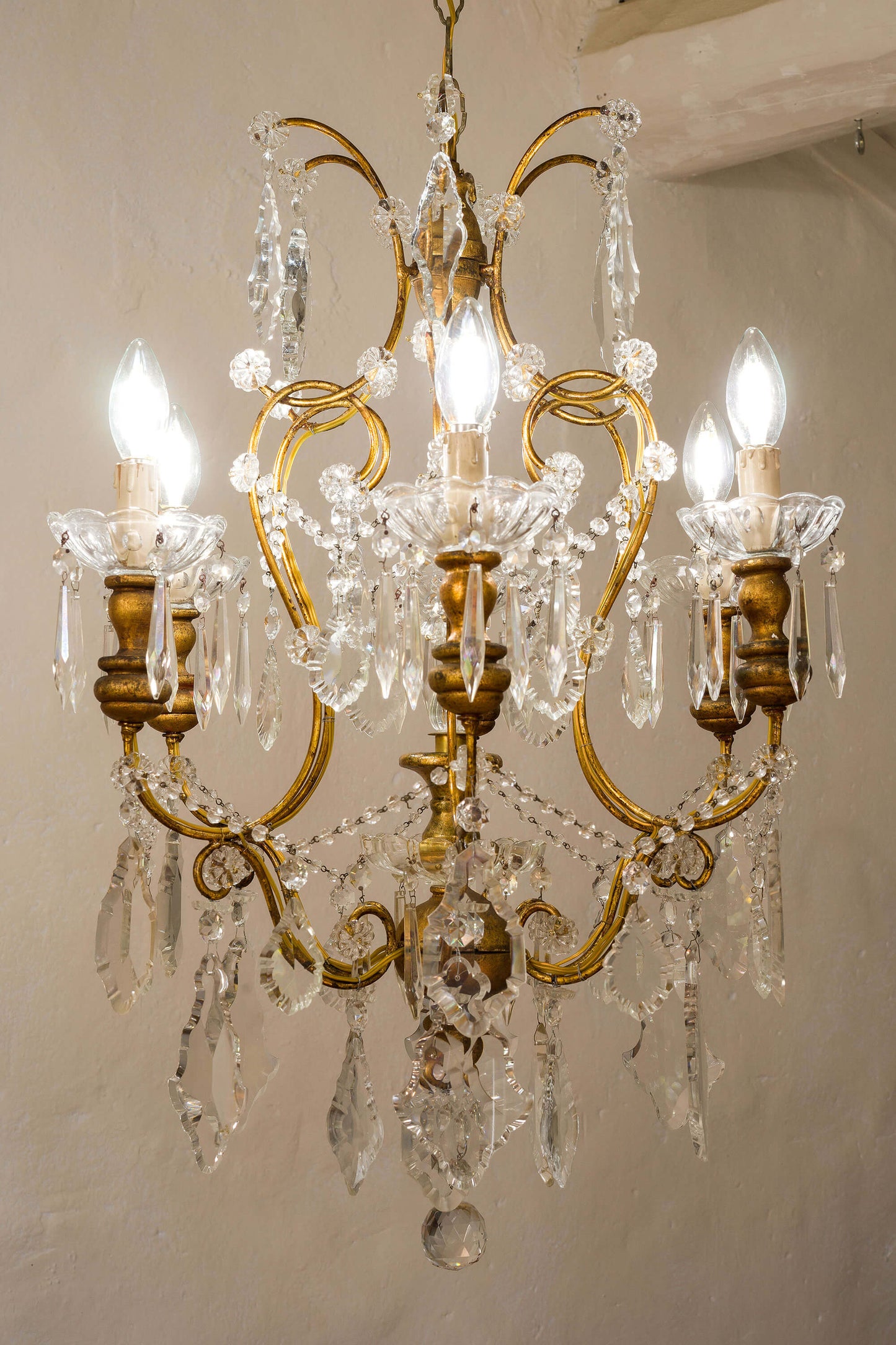 Lampadario Vintage a sei candele con placche in vetro e cristallo. | Lo Stile Italiano