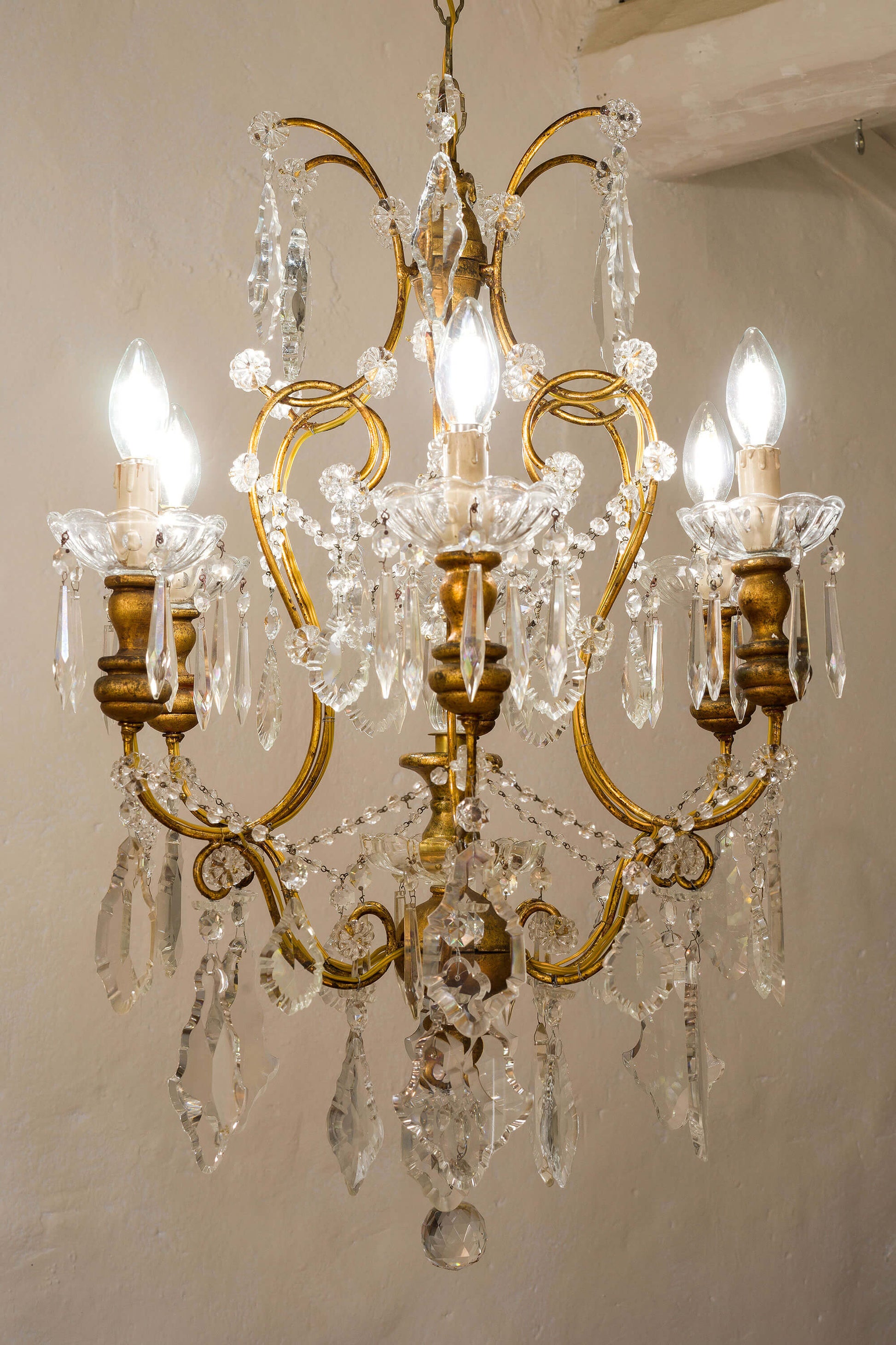 Lampadario Vintage a sei candele con placche in vetro e cristallo. | Lo Stile Italiano