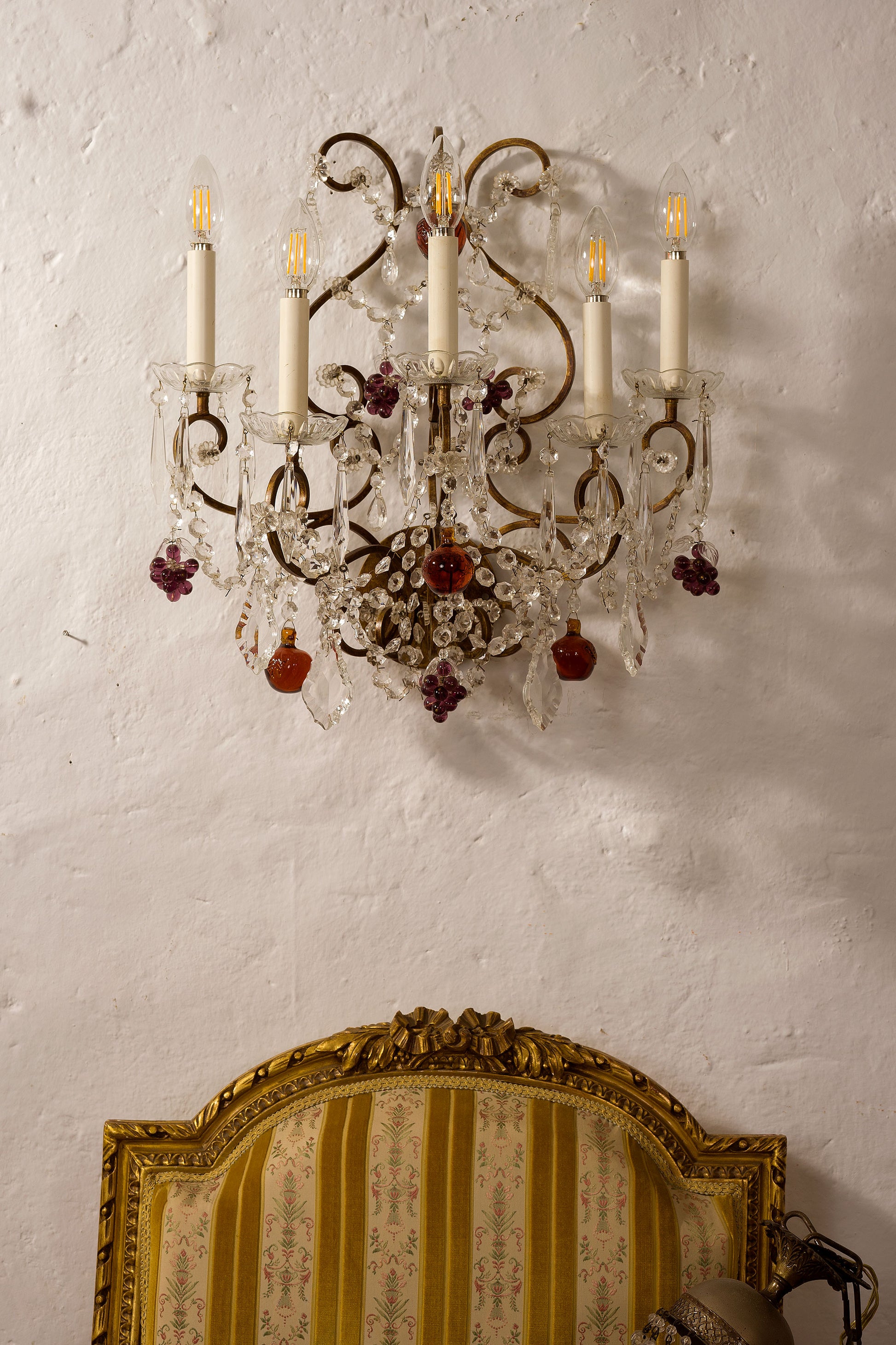 Applique fiorentina in ferro battuto con pendenti in vetro di Murano-Lo Stile Italiano
