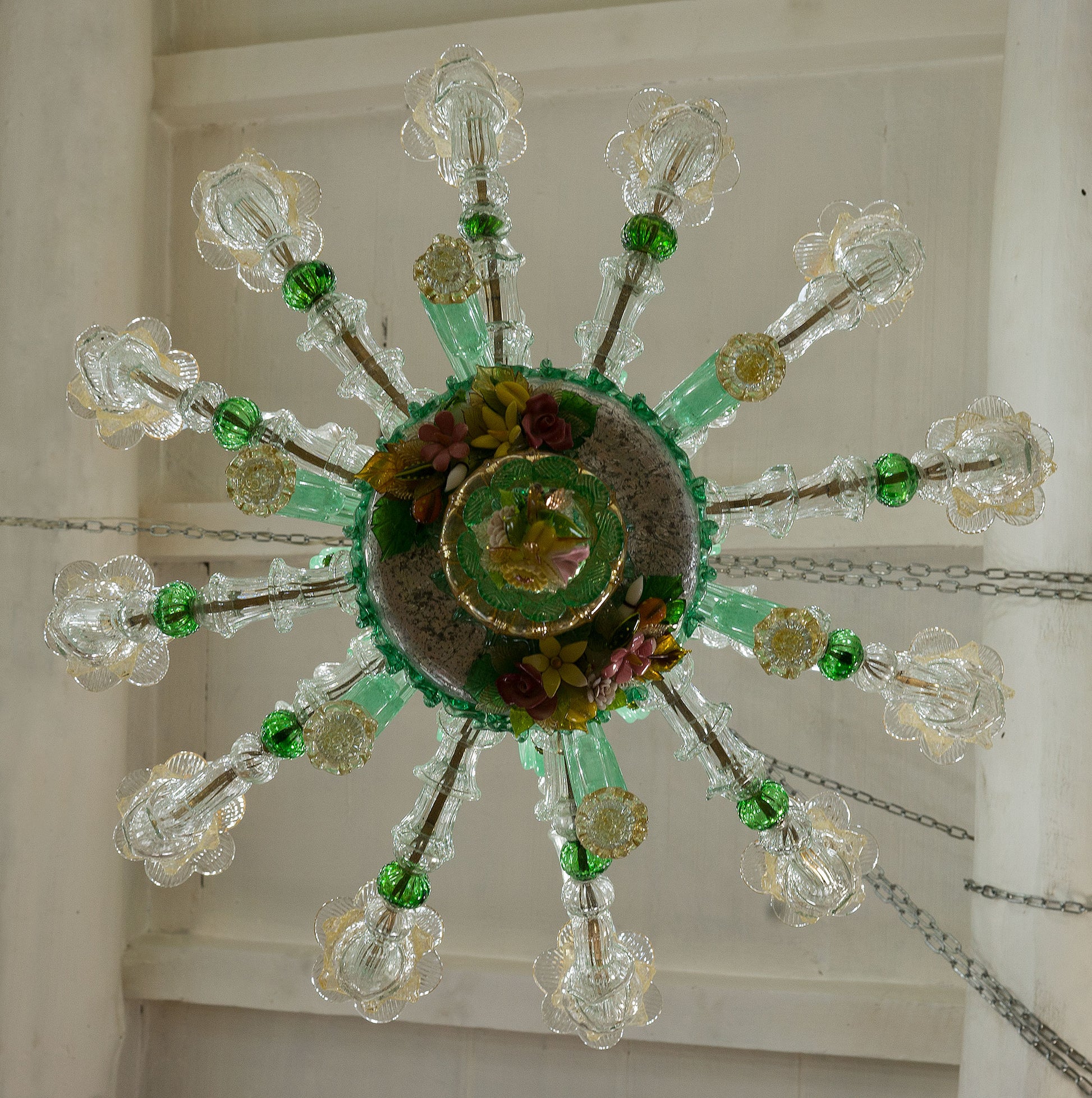 Lampadario di Murano con decori floreali in pasta di vetro, 12 luci.| Lo Stile Italiano