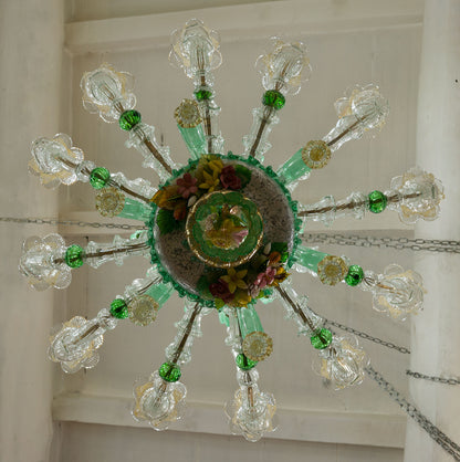 Lampadario di Murano con decori floreali in pasta di vetro, 12 luci.| Lo Stile Italiano