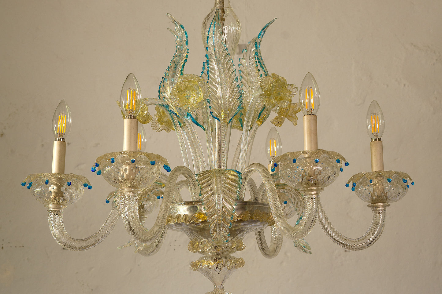Lampadario di Murano con foglie trasparenti e azzurre.| Lo Stile Italiano