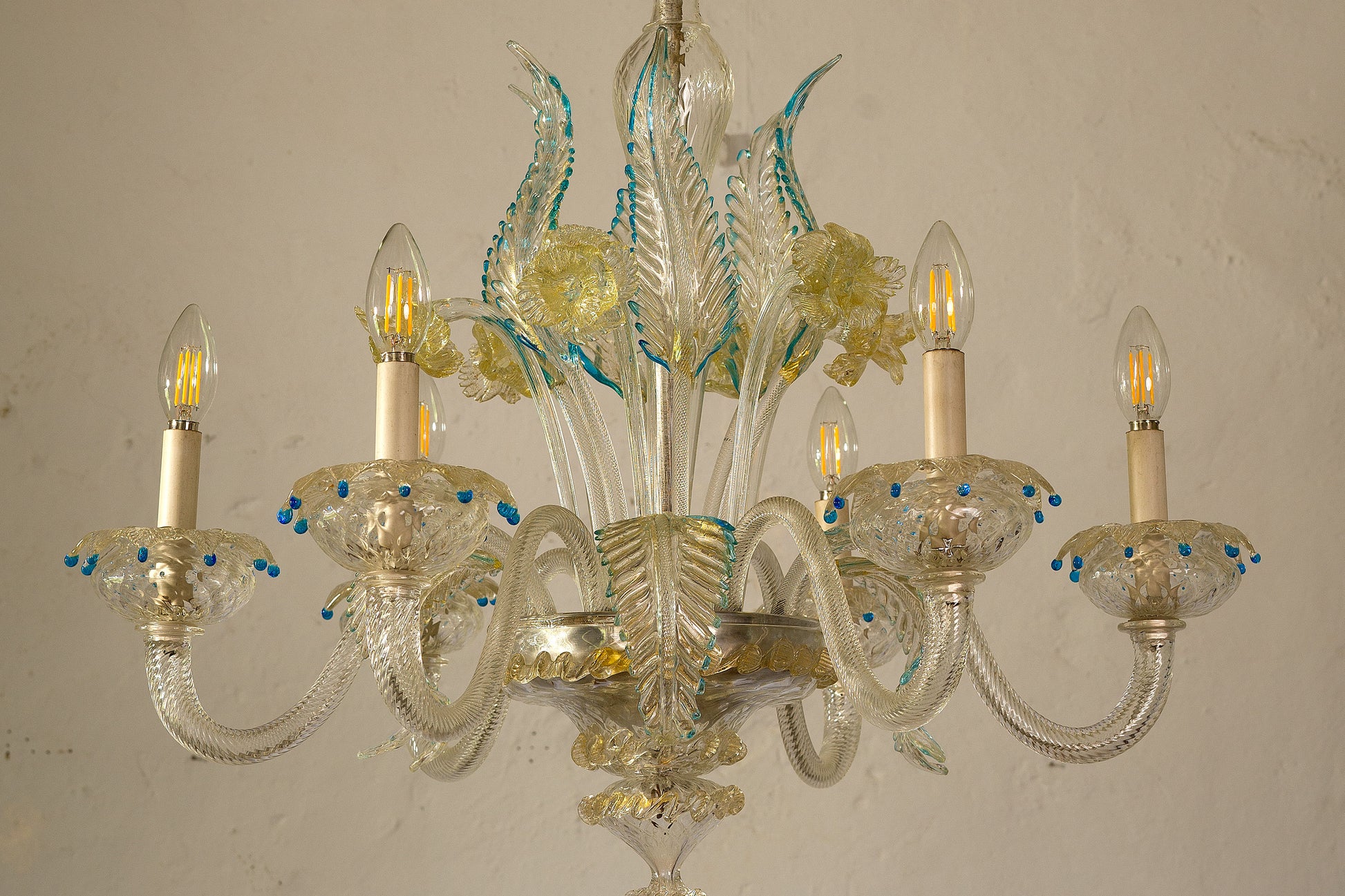 Lampadario di Murano con foglie trasparenti e azzurre.| Lo Stile Italiano