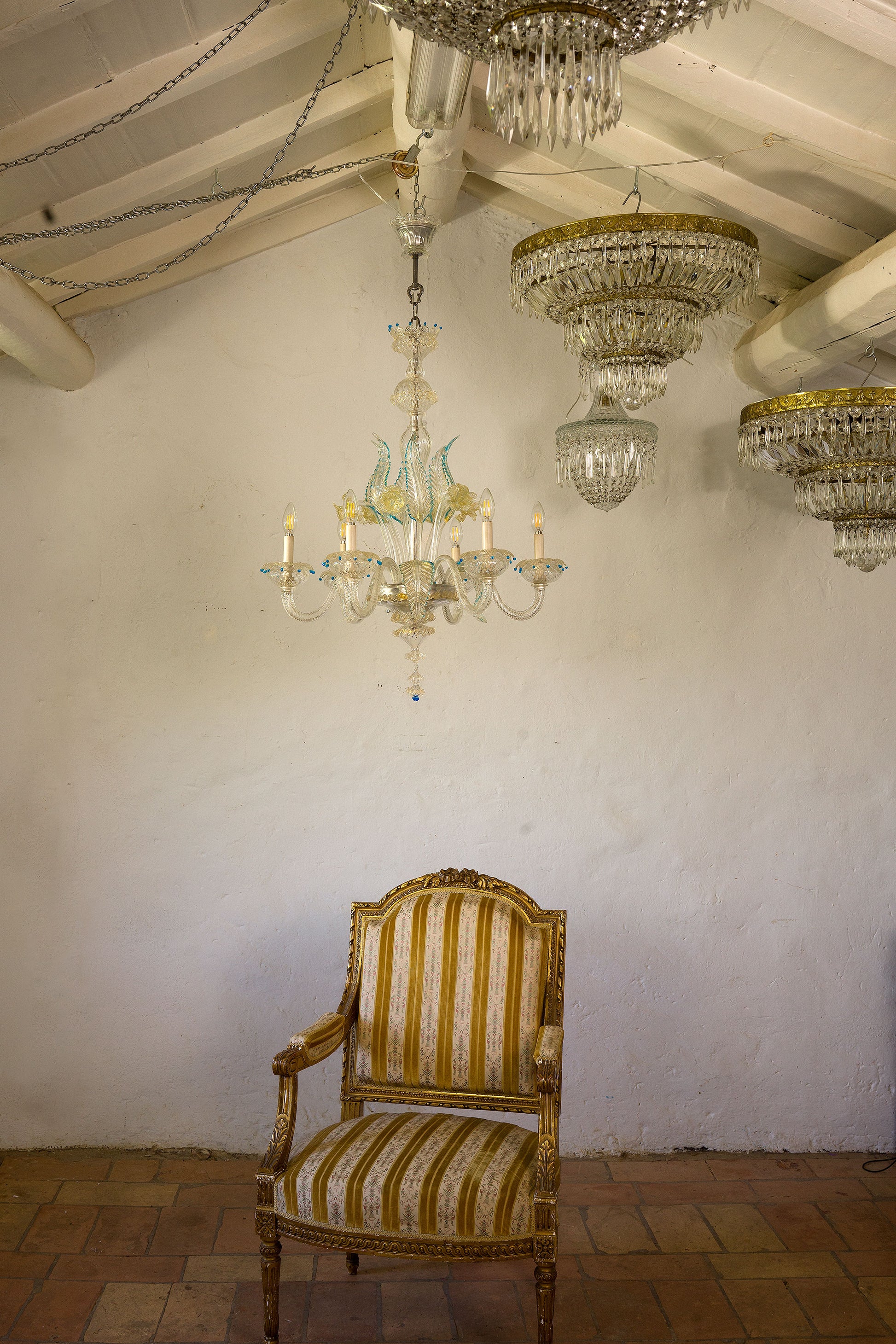 lampadario di Murano e poltrona stile Luigi XVI