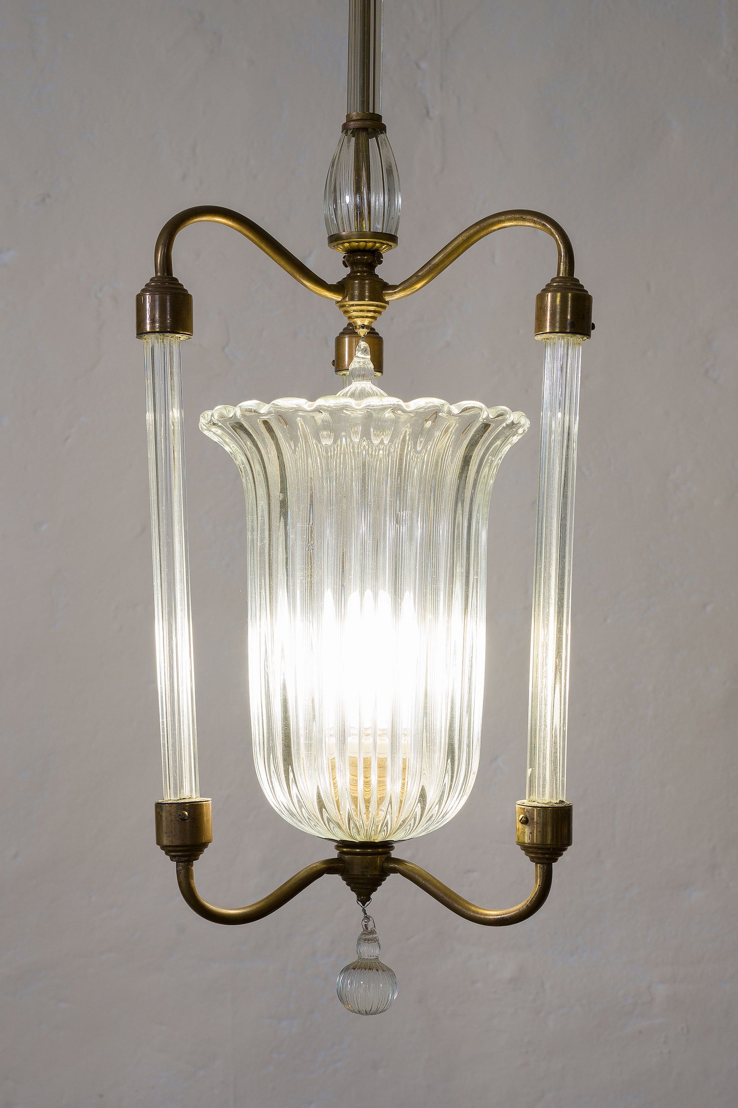 Lampadario Art Deco con lunga coppa centrale sorretta da 3 bracci di vetro| Lo Stile Italiano