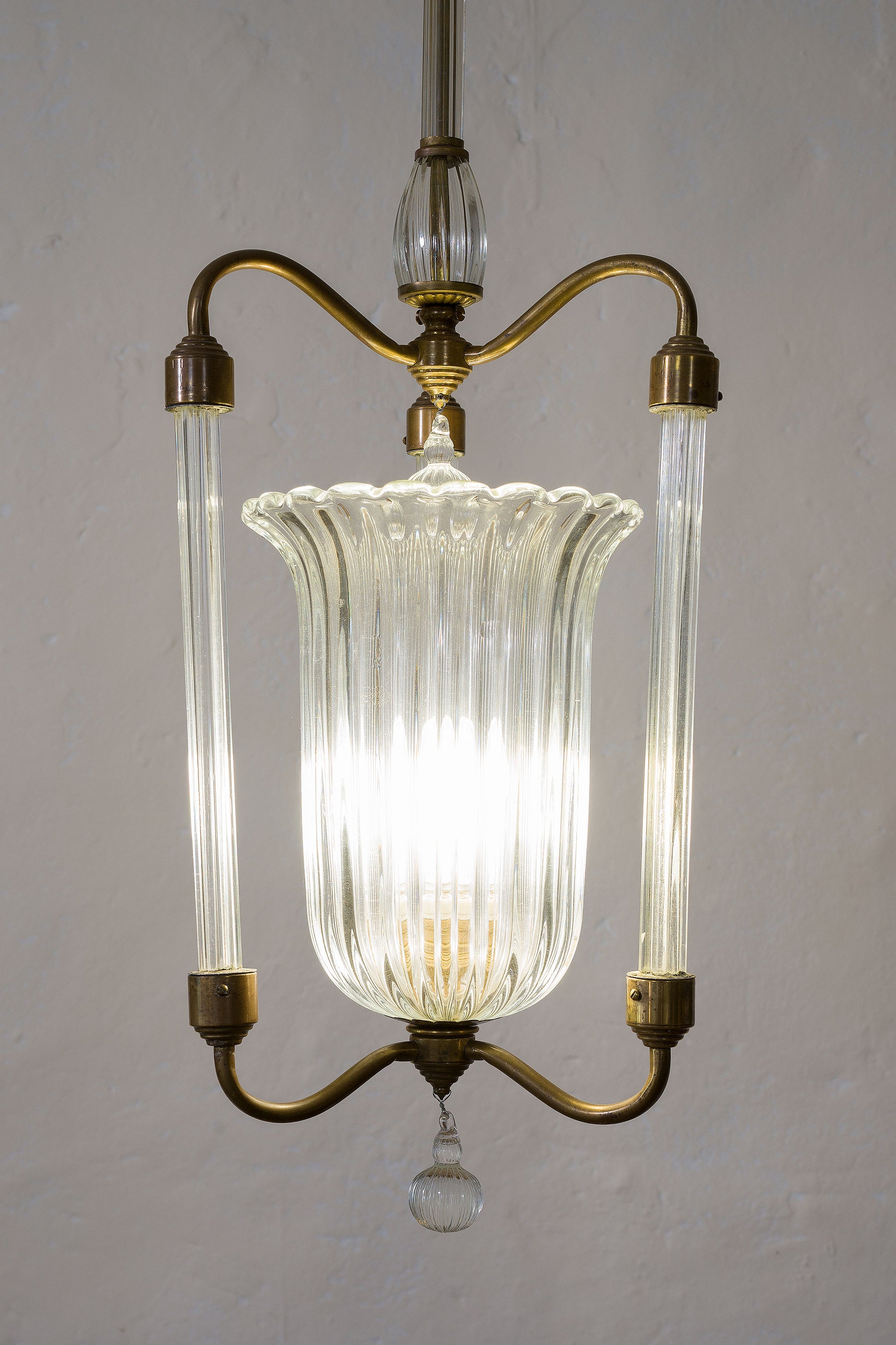 Lampadario Art Deco con lunga coppa centrale sorretta da 3 bracci di vetro| Lo Stile Italiano