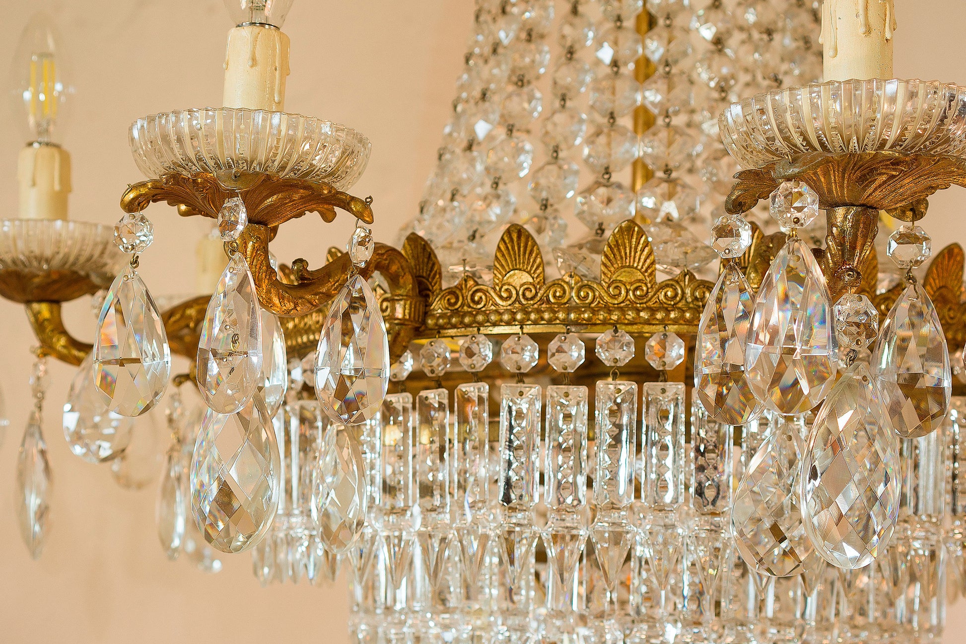 Lampadario impero antico, con struttura composta da fusioni di ottone ben cesellato-Lo Stile Italiano