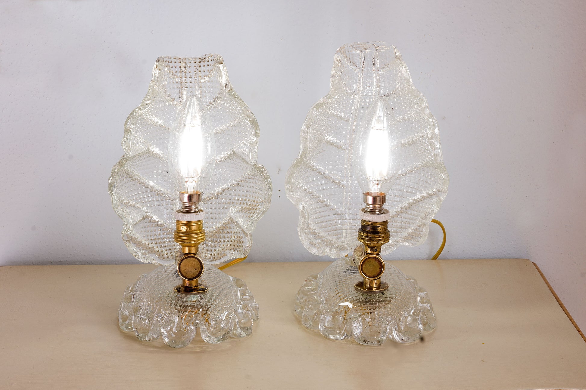 Coppia di lampade da tavolo con paralume in vetro di Murano.-Lo Stile Italiano