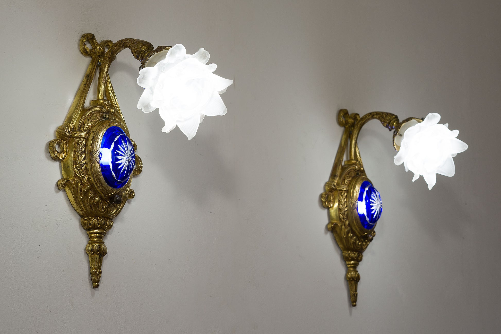 Antica coppia di Applique realizzata con preziose fusioni in ottone Luigi XVI-Lo Stile Italiano