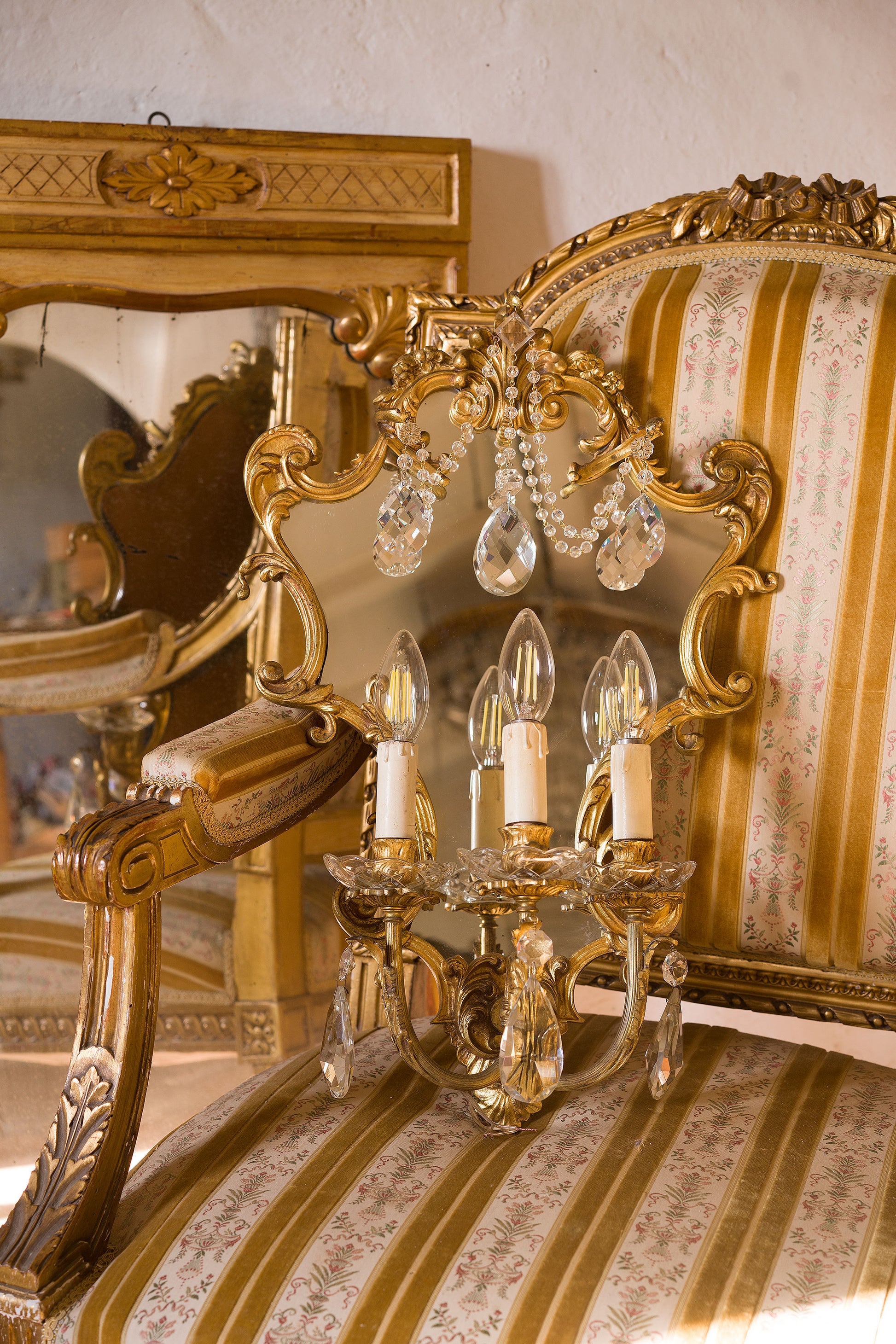 Applique in ottone dorato, poltrona imbottita  Luigi XV e Specchiera Liberty anni '20-Lo Stile Italiano