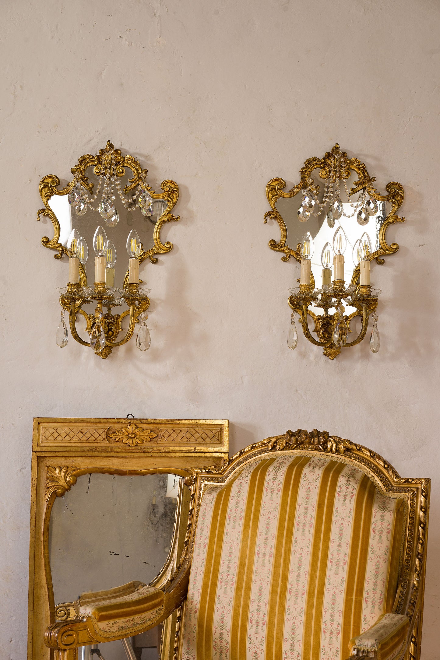 Lampade da parete vintage in ottone cesellato, specchio centrale e gocce di cristallo-Lo Stile Italiano