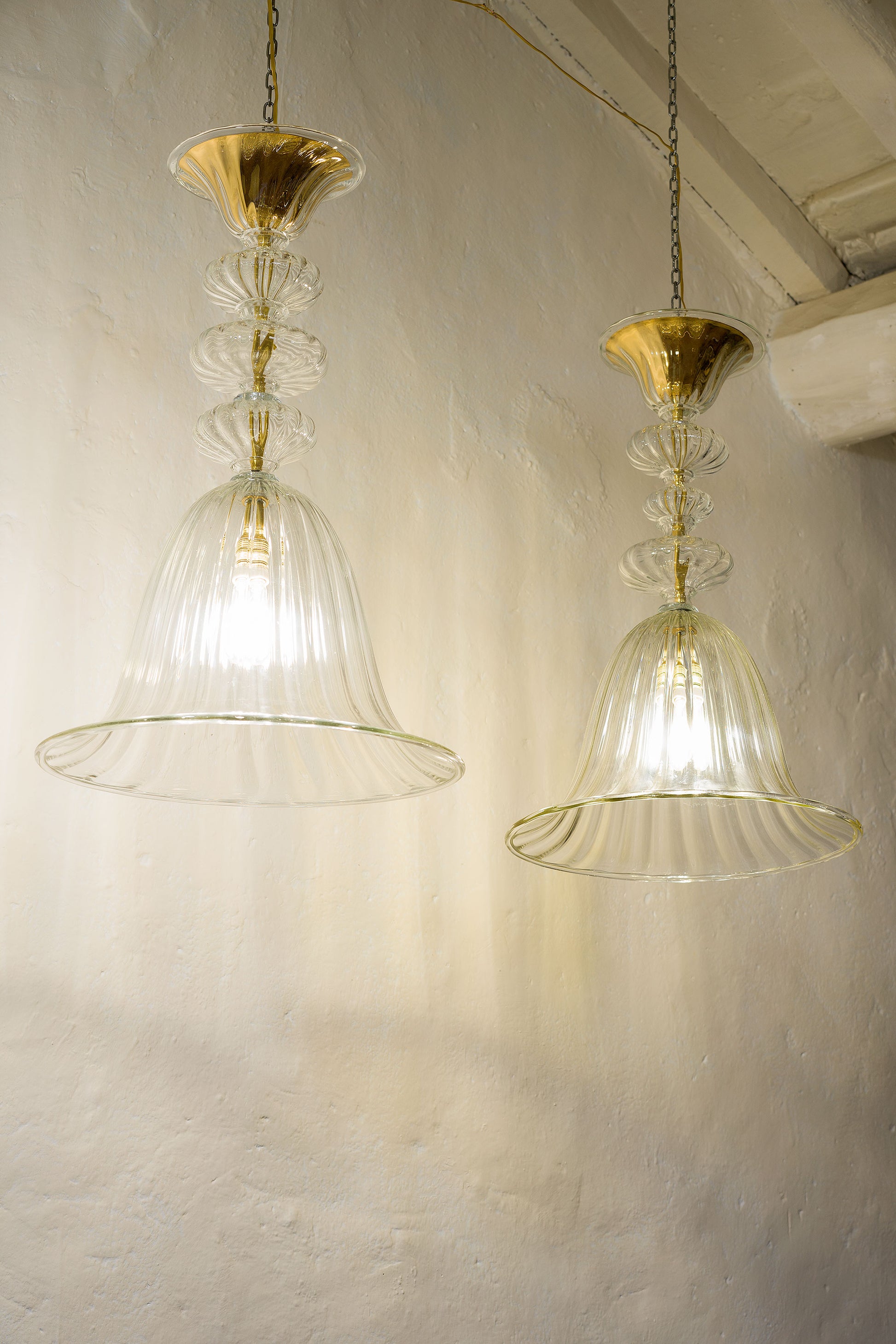 Coppia di Lampadari in vetro soffiato di Murano con una grande campana centrale-Lo Stile Italiano