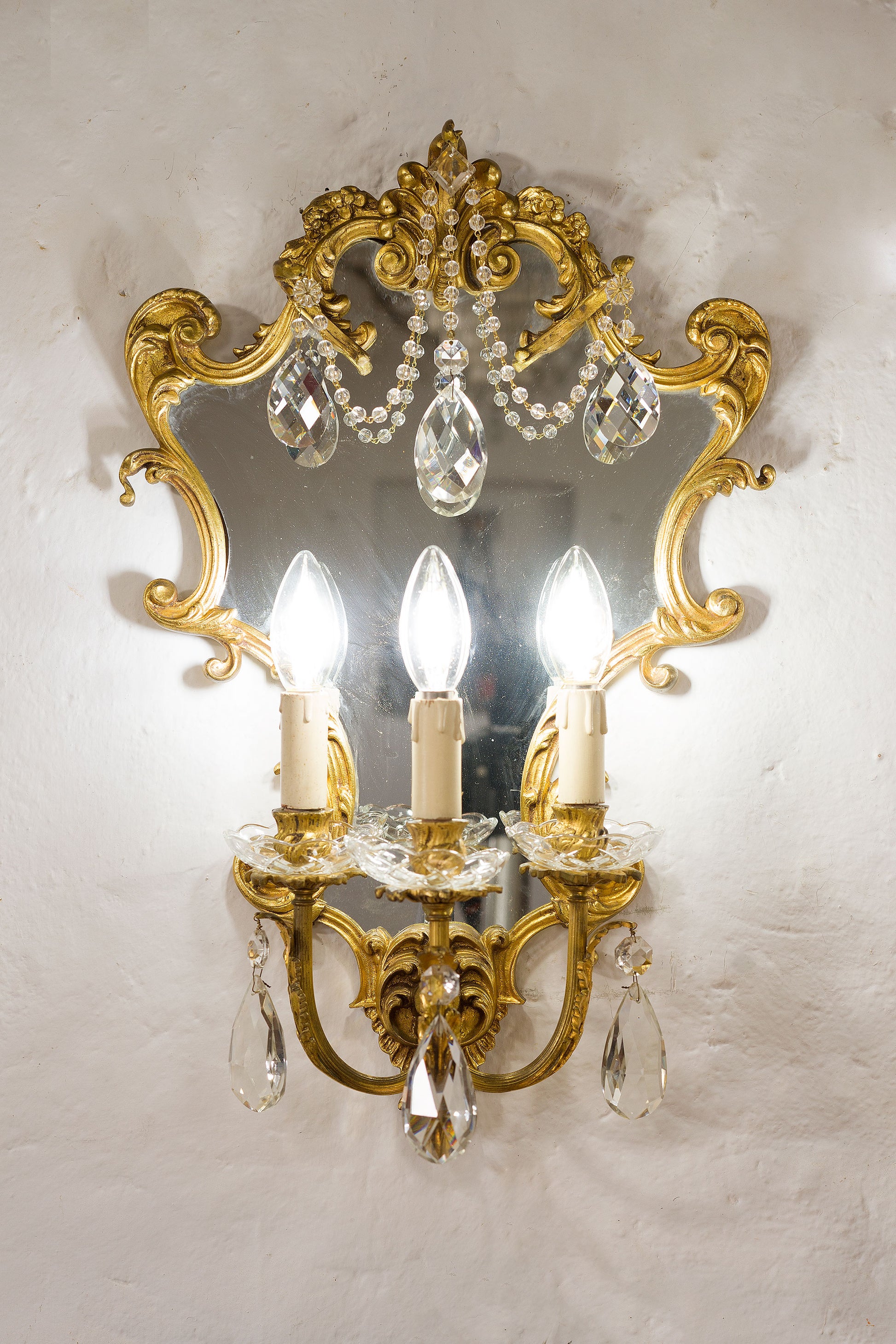 Applique anni 30, stile Rococò, con 3 luci centrali, specchio diffusore e gocce di cristallo-Lo Stile Italiano