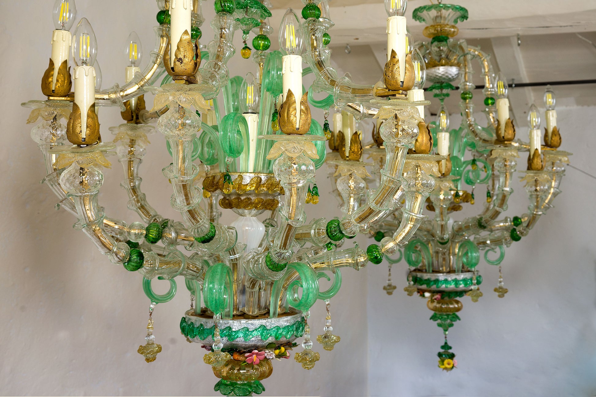Elegante coppia di lampadari a 12 luci in vetro veneziano.| Lo Stile Italiano