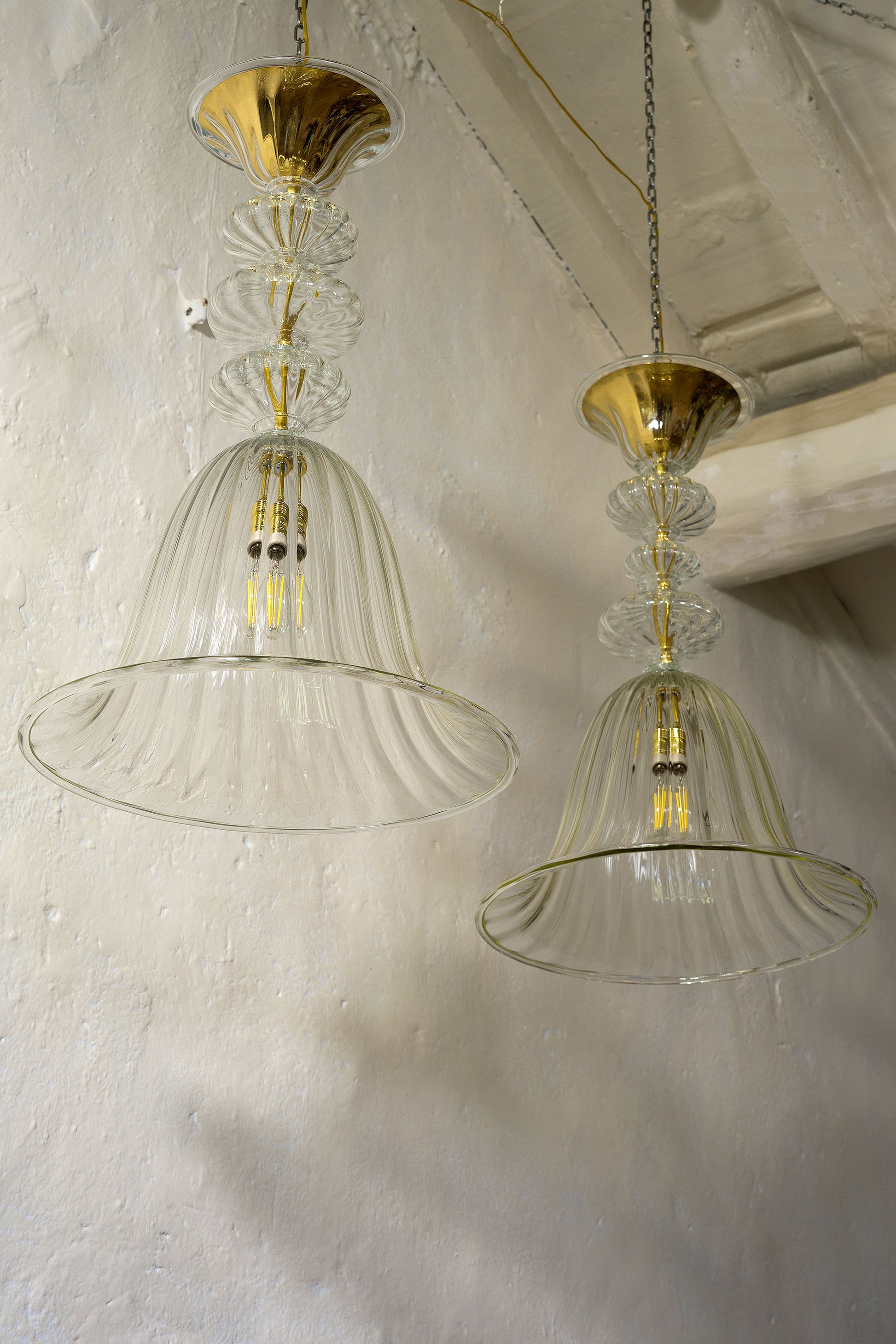 Coppia di lampadari in vetro di Murano con una grande campana centrale-Lo Stile Italiano