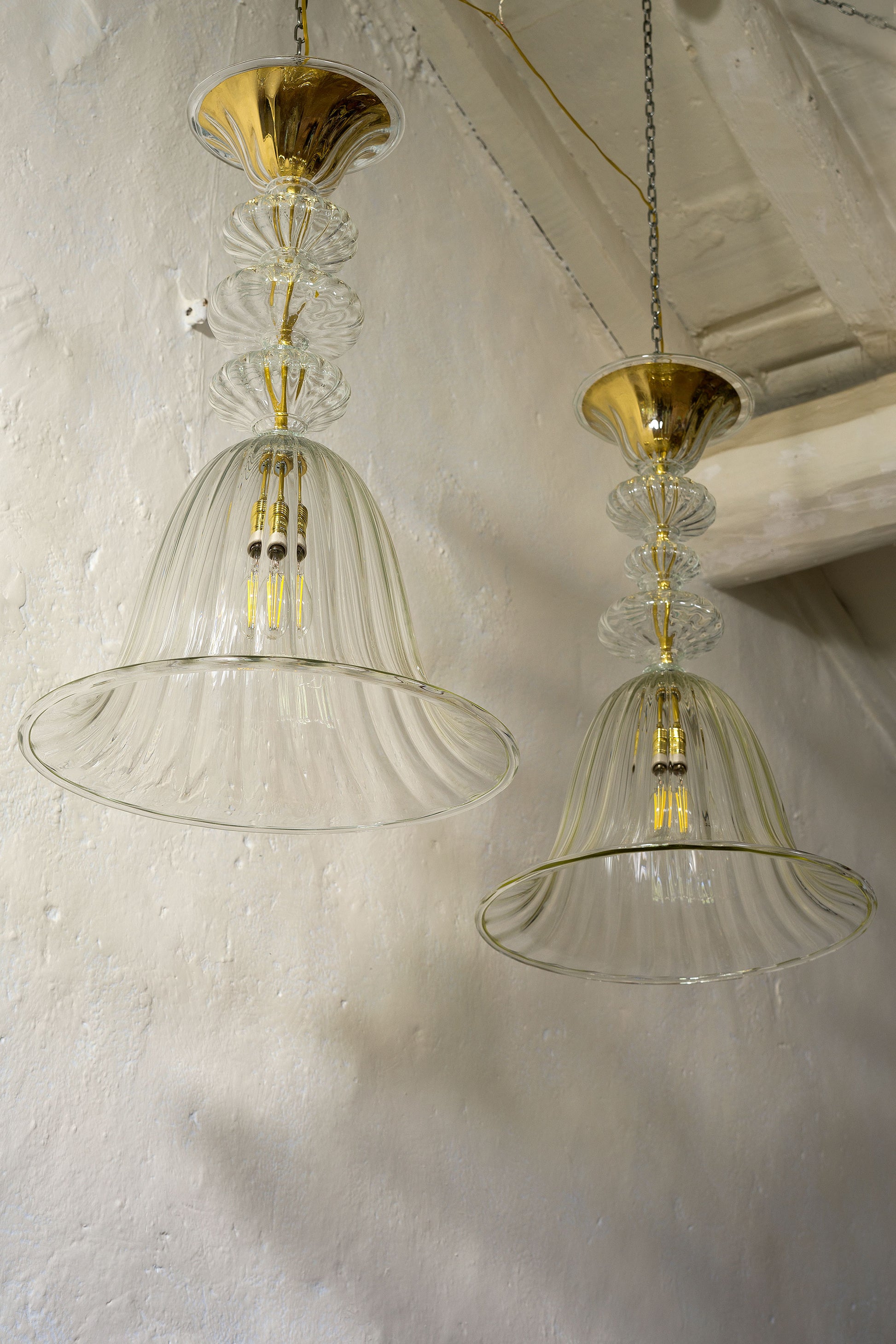 Coppia di lampadari in vetro di Murano con una grande campana centrale-Lo Stile Italiano