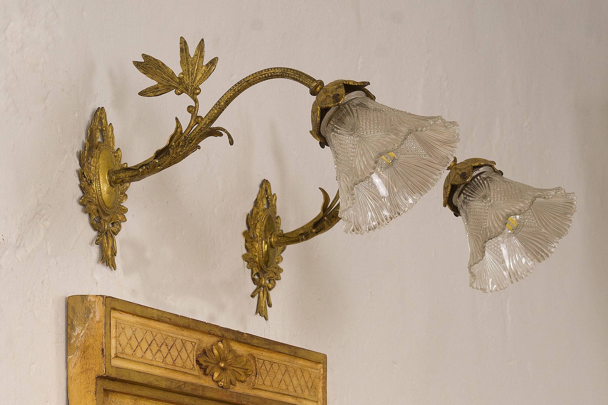 Eleganti lampade da parete con tulip in cristallo cesellato, epoca primi anni 900-Lo Stile Italiano