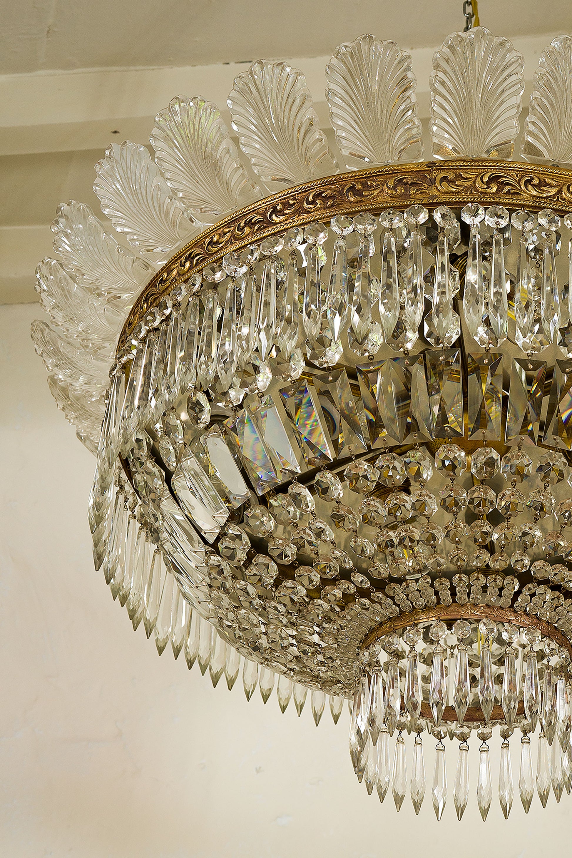 Grande lampadario in cristallo di Boemia a forma di mongolfiera.|Lo Stile Italiano