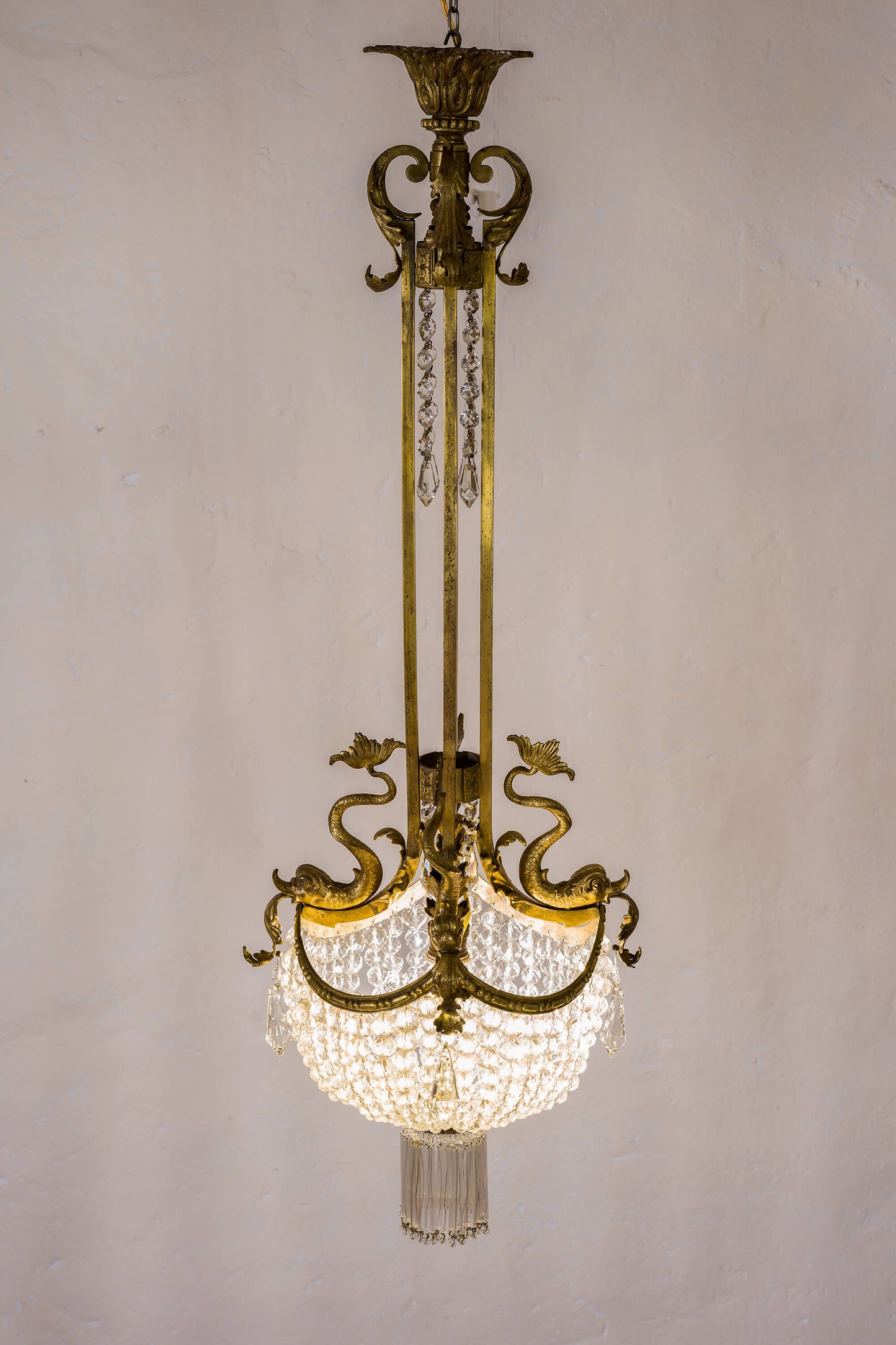 Lampadario in ottone e cristallo con fregi in ottone cesellato. | lo Stile Italiano