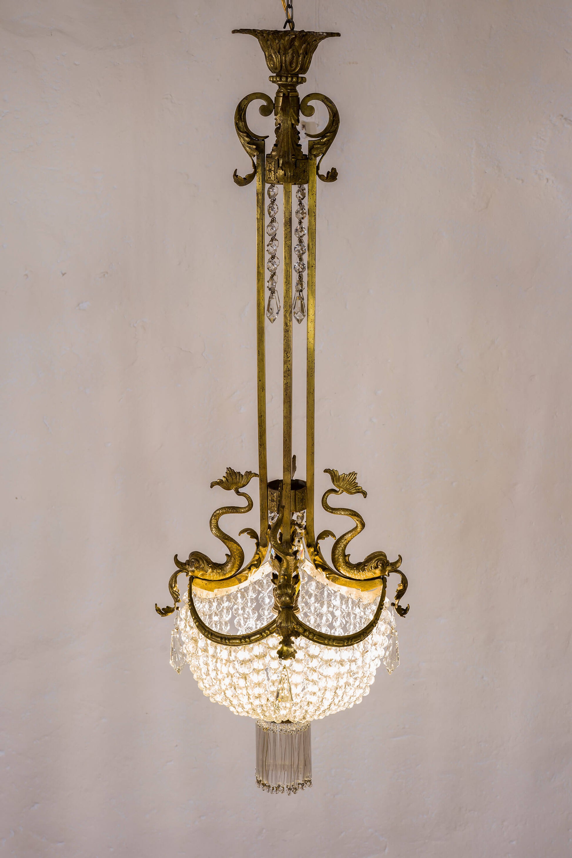 Lampadario in ottone e cristallo con fregi in ottone cesellato. | lo Stile Italiano