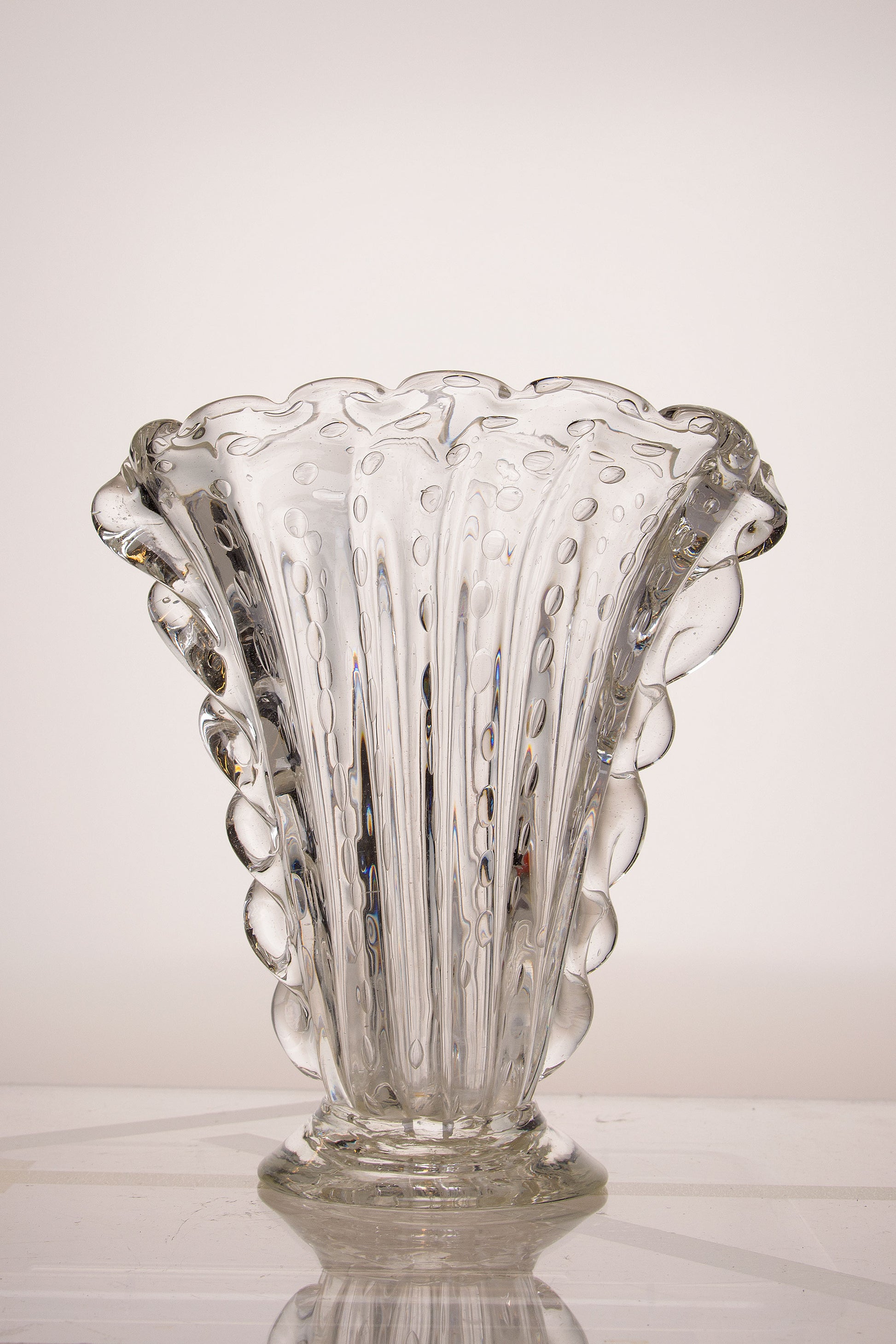 Vaso Art Deco snni 30 in vetro soffiato di Murano, con effetti decorativi Bullicanti.-Lo Stile Italiano