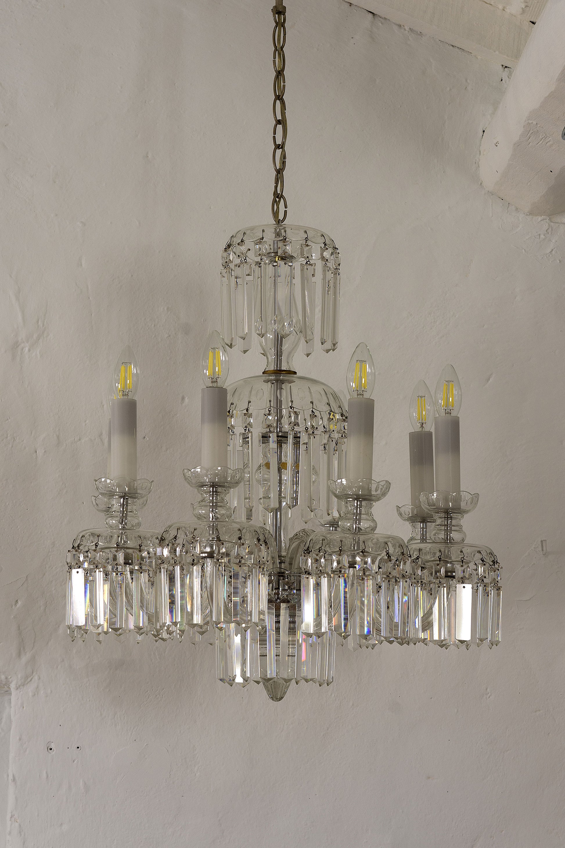 Lampadario di Boemia con 8 candele in vetro opalini, Vintage-Lo Stile Italiano