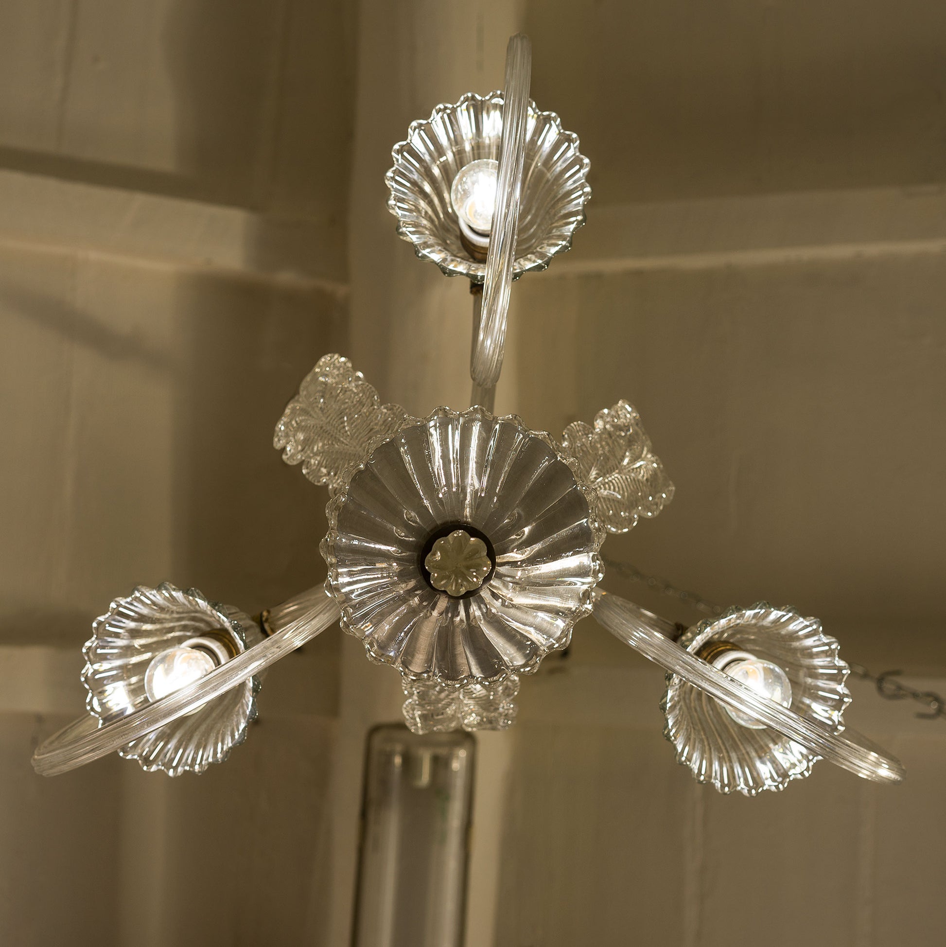 Particolare lampadariotre coppe con attacco in ottone-Lo stile Italiano