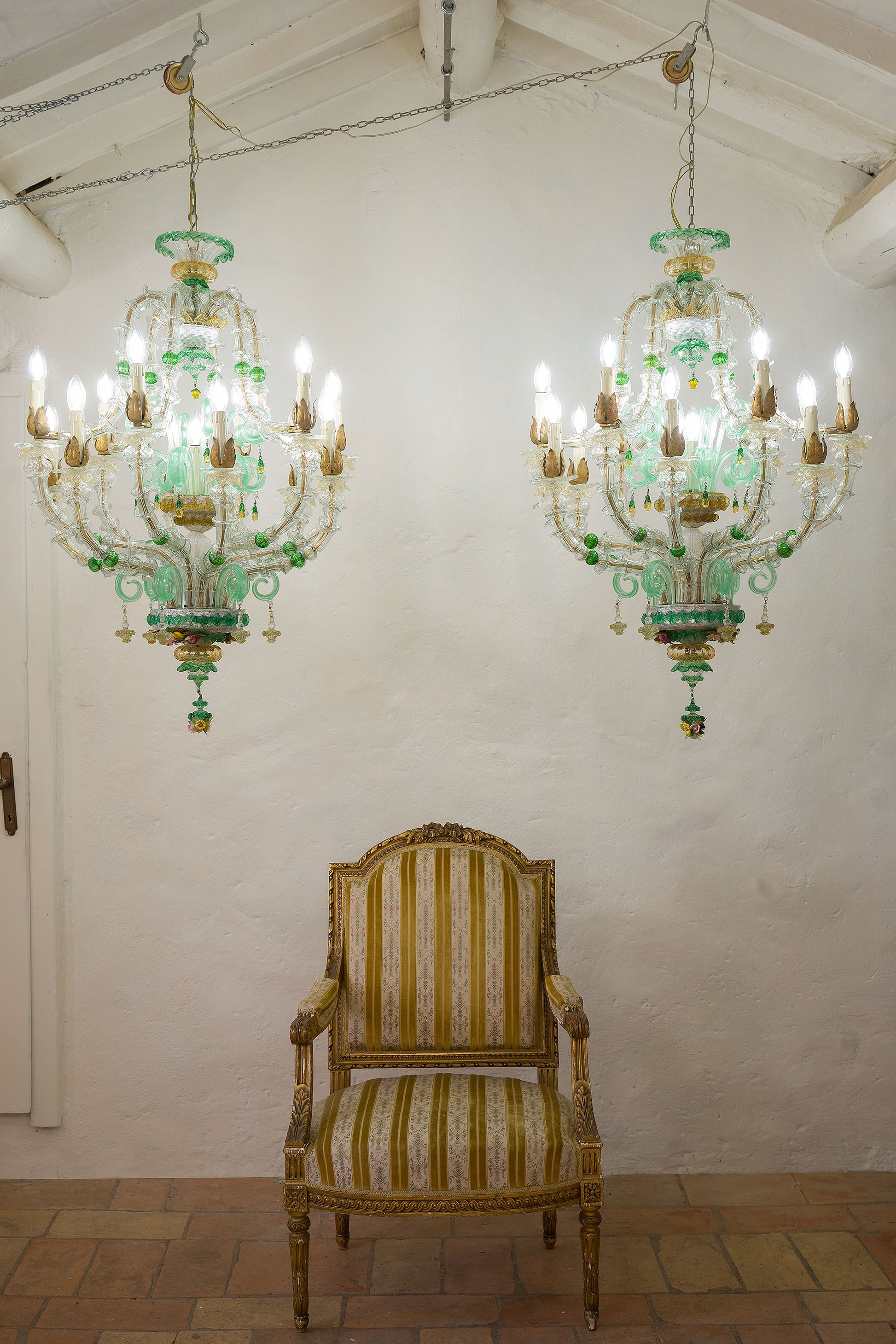 Antica coppia di lampadari Di Murano Ca'Rezzonico con poltrona Luigi XVI.| Lo Stile Italiano