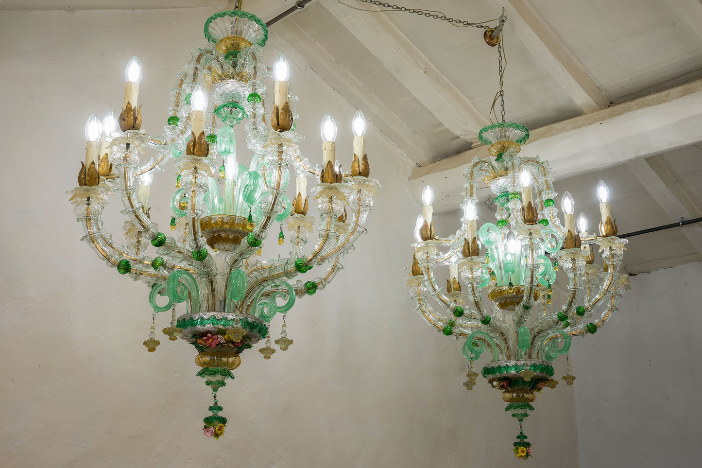 Importante coppia di lampadari in vetro veneziano, color trasparente e verde acqua.| Lo Stile Italiano