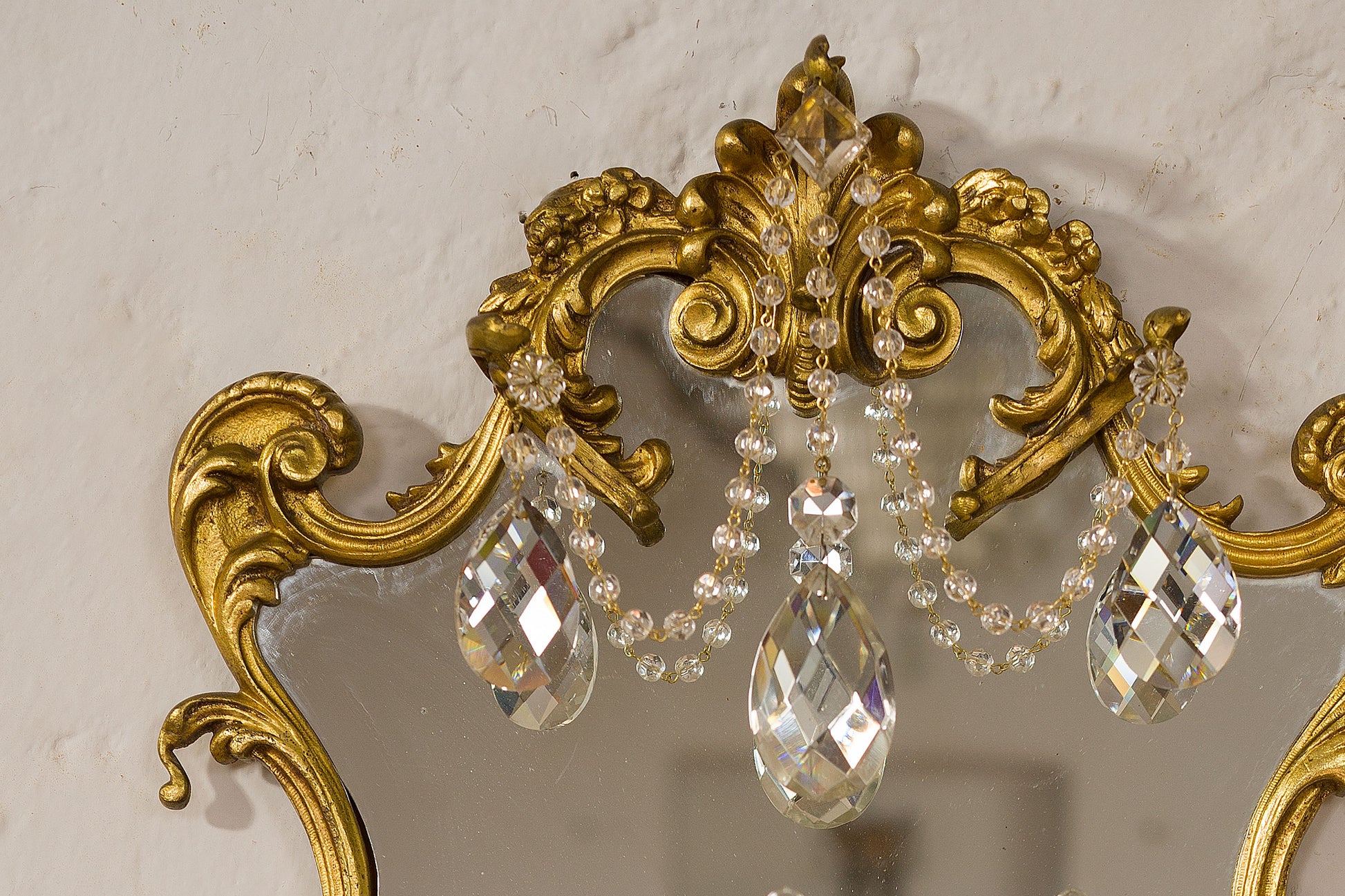 Specchiera in ottone cesellato con catenelle e gocce di cristallo-Lo Stile Italiano