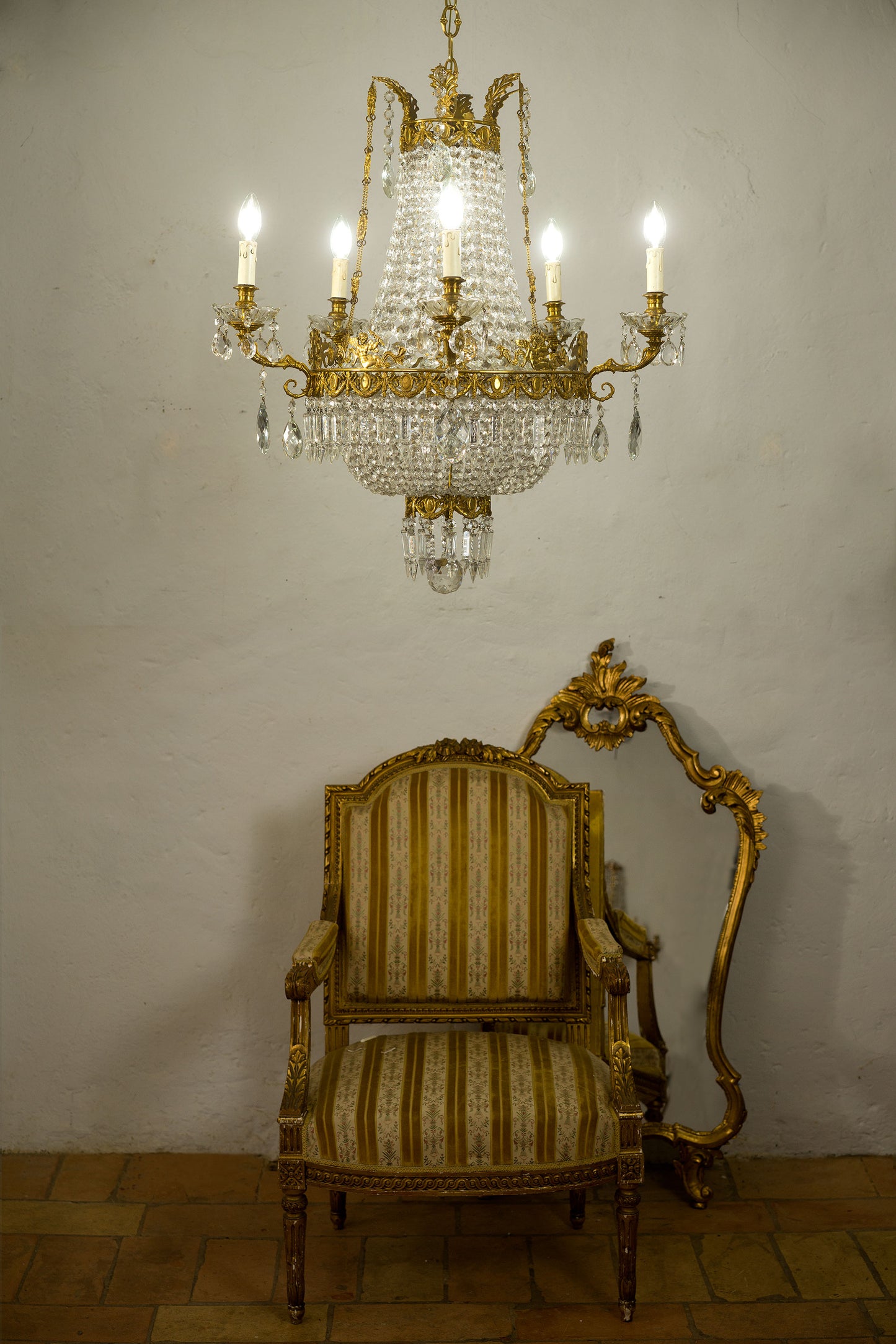 Lampadario Impero di cristallo. poltrona Luigi XVI e specchiera in legno intagliato e dorato Luigi XV-Lo Stile Italiano