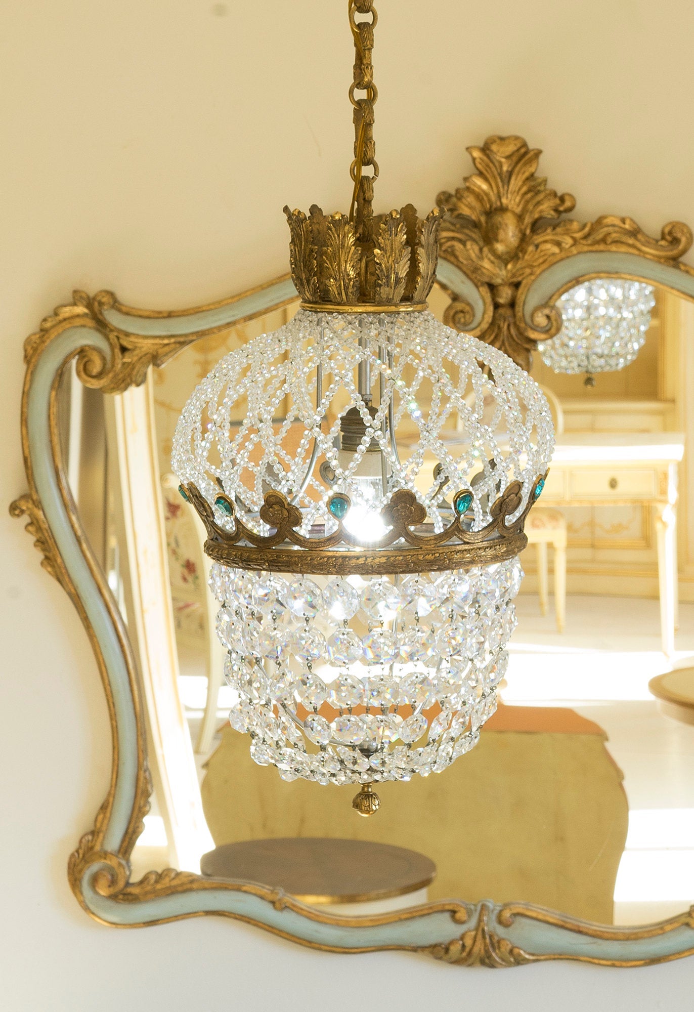 Antico lampadario impero a mongolfiera, in ottone cesellato con cristalli verdi incastonati nella corona, rivestito di cristalli, 1 luce E27-Lo Stile Italiano