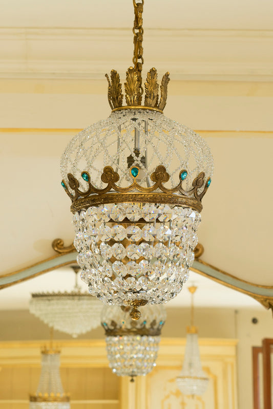 Lampadario Antico stile Impero, con corona in ottone cesellato e perle verde smeraldo, Lo Stile Italiano