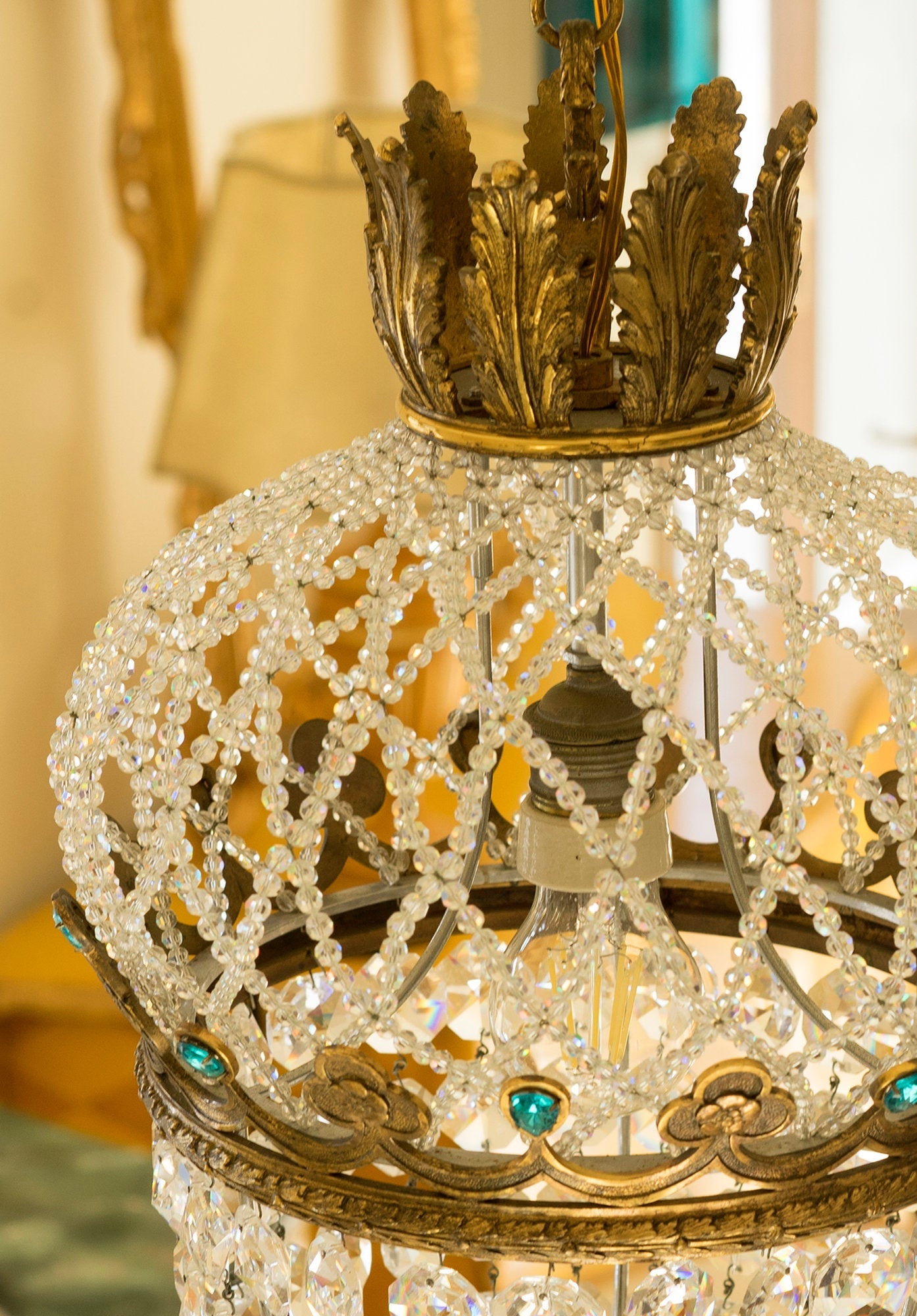 Lampadario stile Impero, con gocce di cristallo e fusioni in ottone cesellato-Lo Stile Italiano