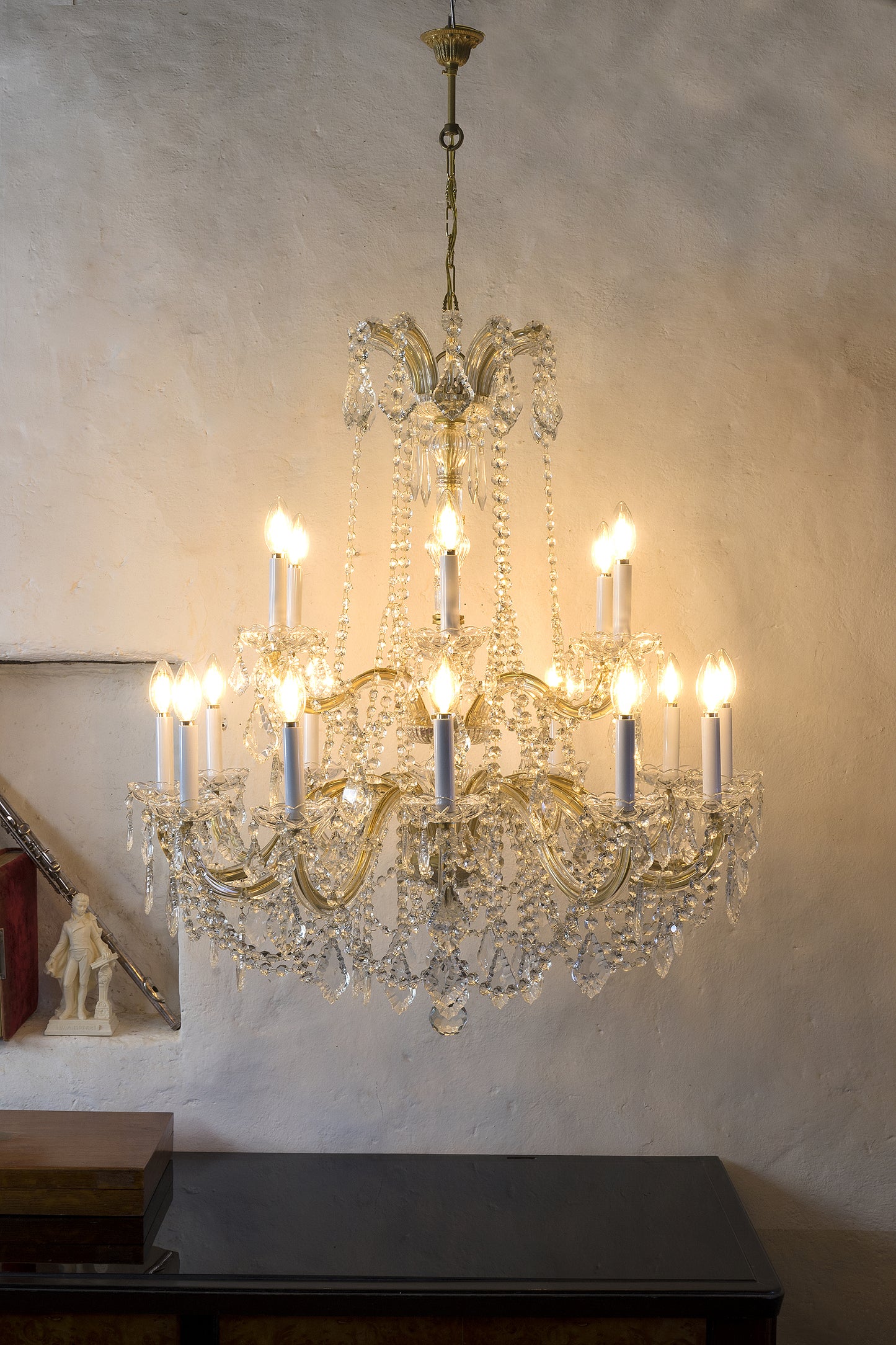 Lampadario antico di cristallo per grandi ambienti-Lo stile Italiano