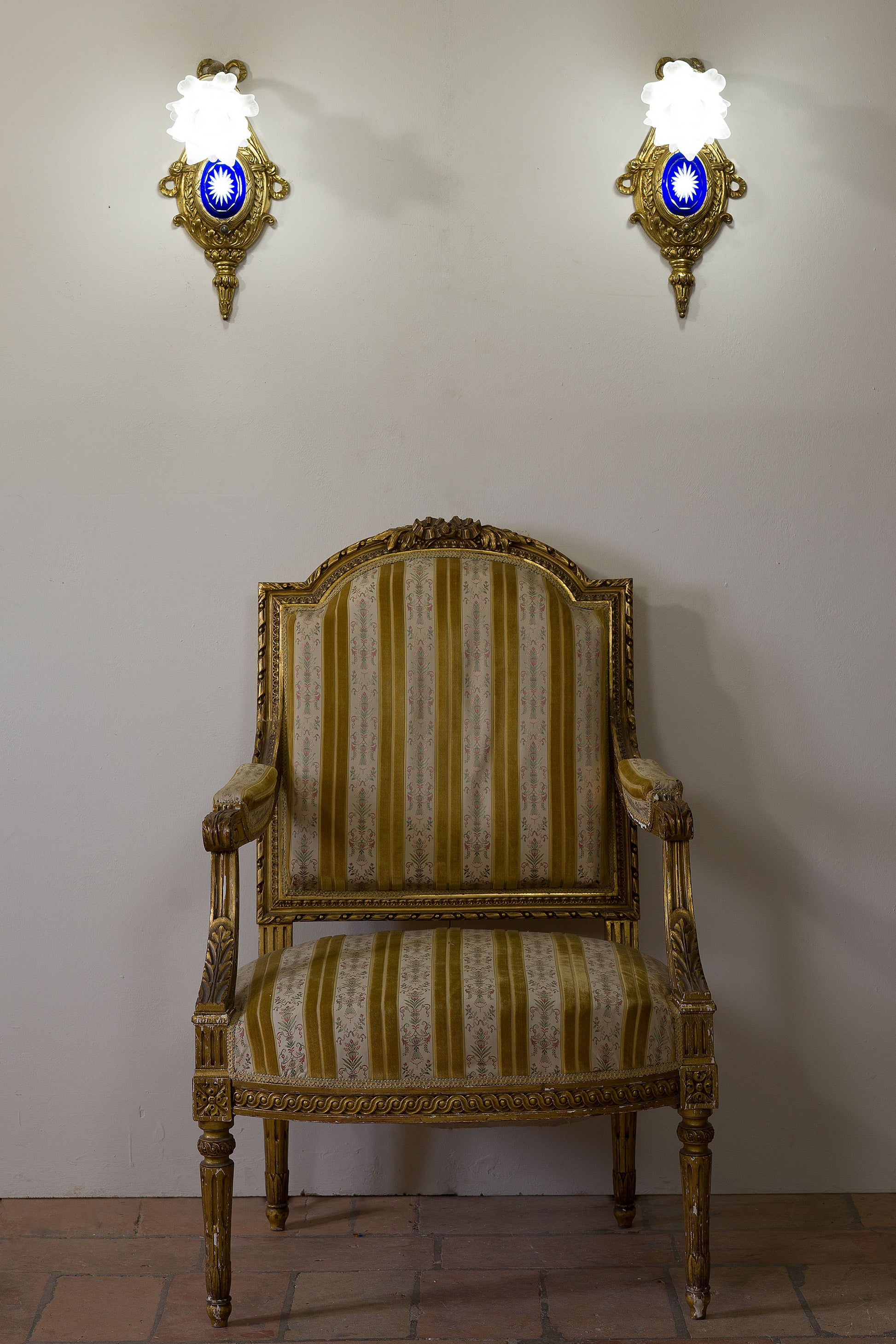 Antica coppia di applique Impero con poltrona Luigi XVI-Lo Stile Italiano