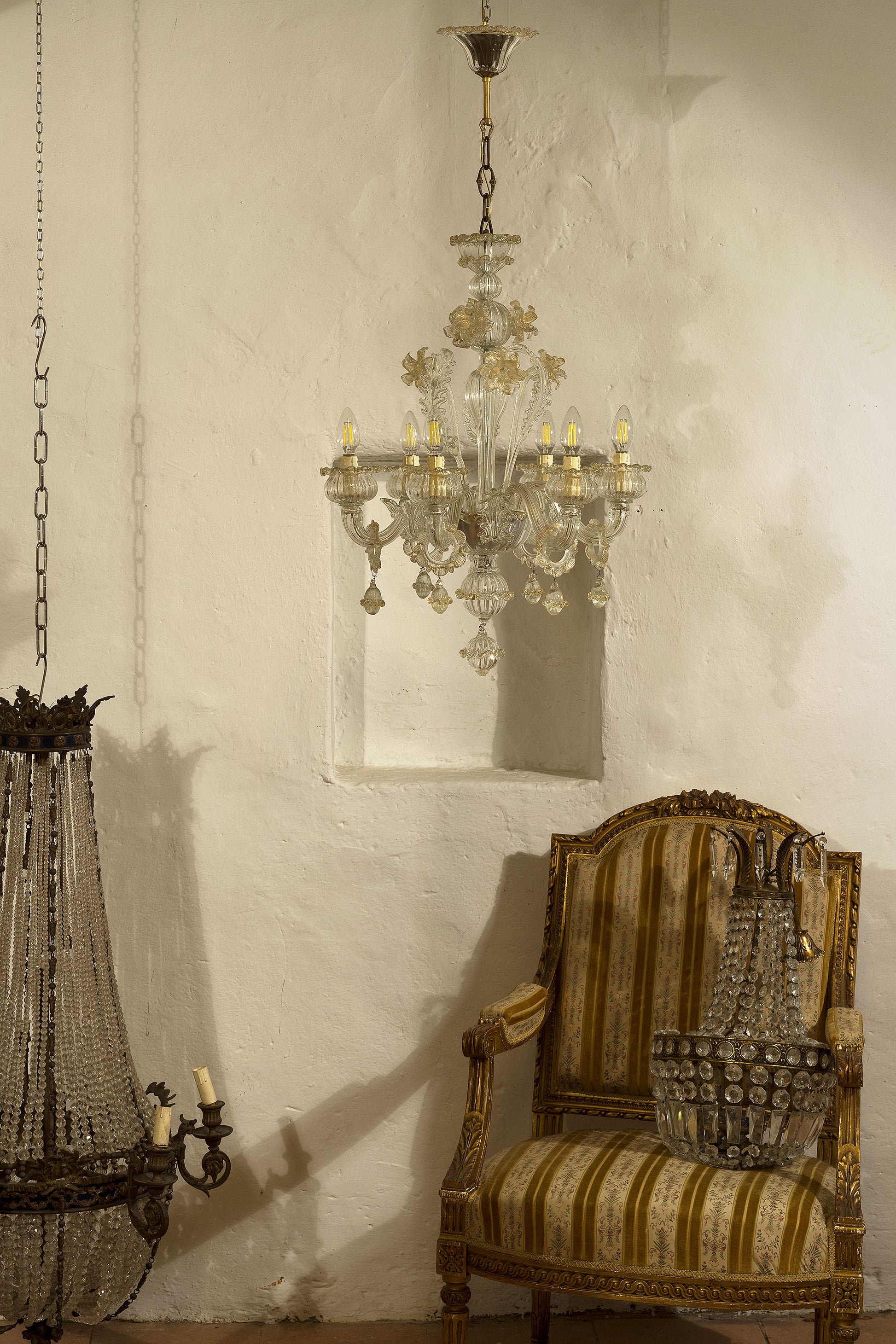Lampadario in vetro soffiato di Murano, con poltrona Luigi XVI-Lo stile Italiano